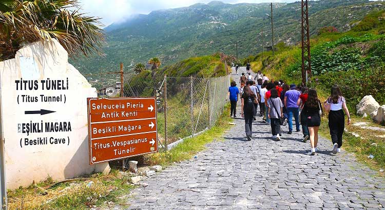 Hatay'da depremlerden etkilenmeyen tarihi Titus Tüneli, Kurban Bayramı tatilinde yerli ve yabancı turistlerden yoğun ilgi gördü.