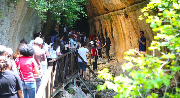 Hatay'da depremlerden etkilenmeyen tarihi Titus Tüneli, Kurban Bayramı tatilinde yerli ve yabancı turistlerden yoğun ilgi gördü.