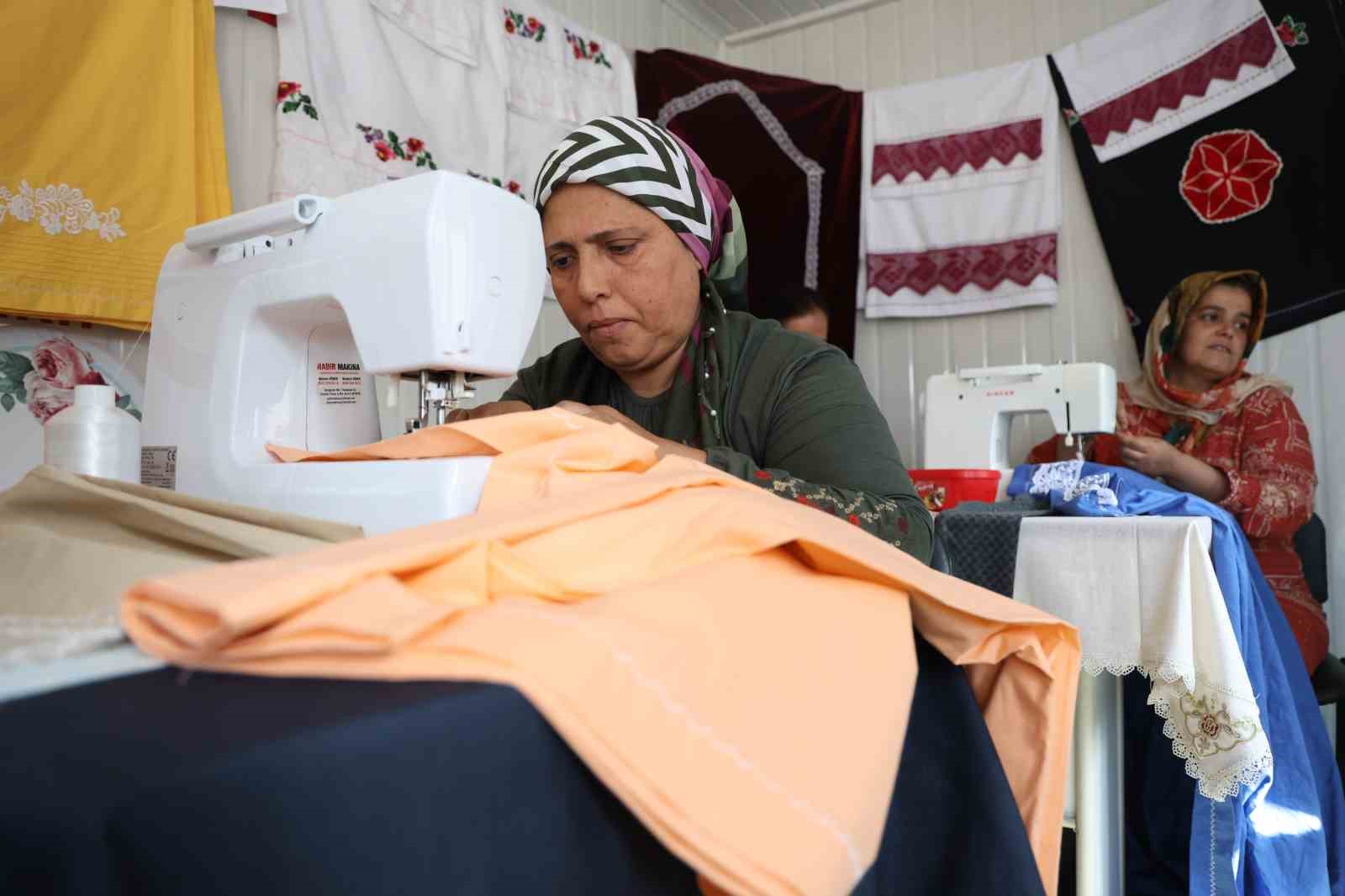 Çeyizlik ürün hazırlayan afetzede kadınlar, ilmek ilmek stres atıyorlar