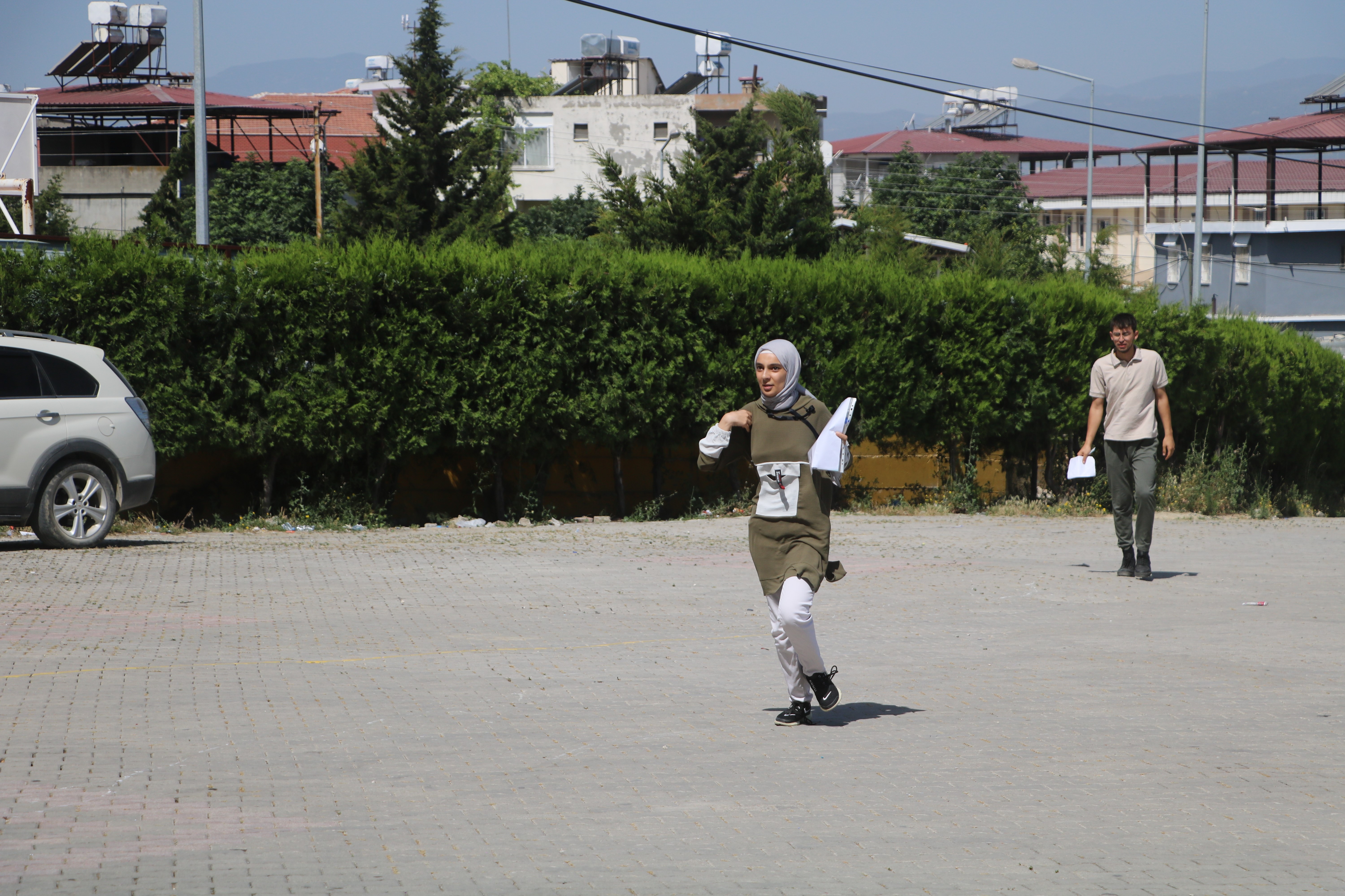 Hatay'da, 40 derecelik sıcağın altında 52 bin 928 aday, hayallerini süsleyen üniversite kapılarını aralamak için YKS'nin ilk oturumu olan Temel Yeterlilik Testine (TYT) girdi. 