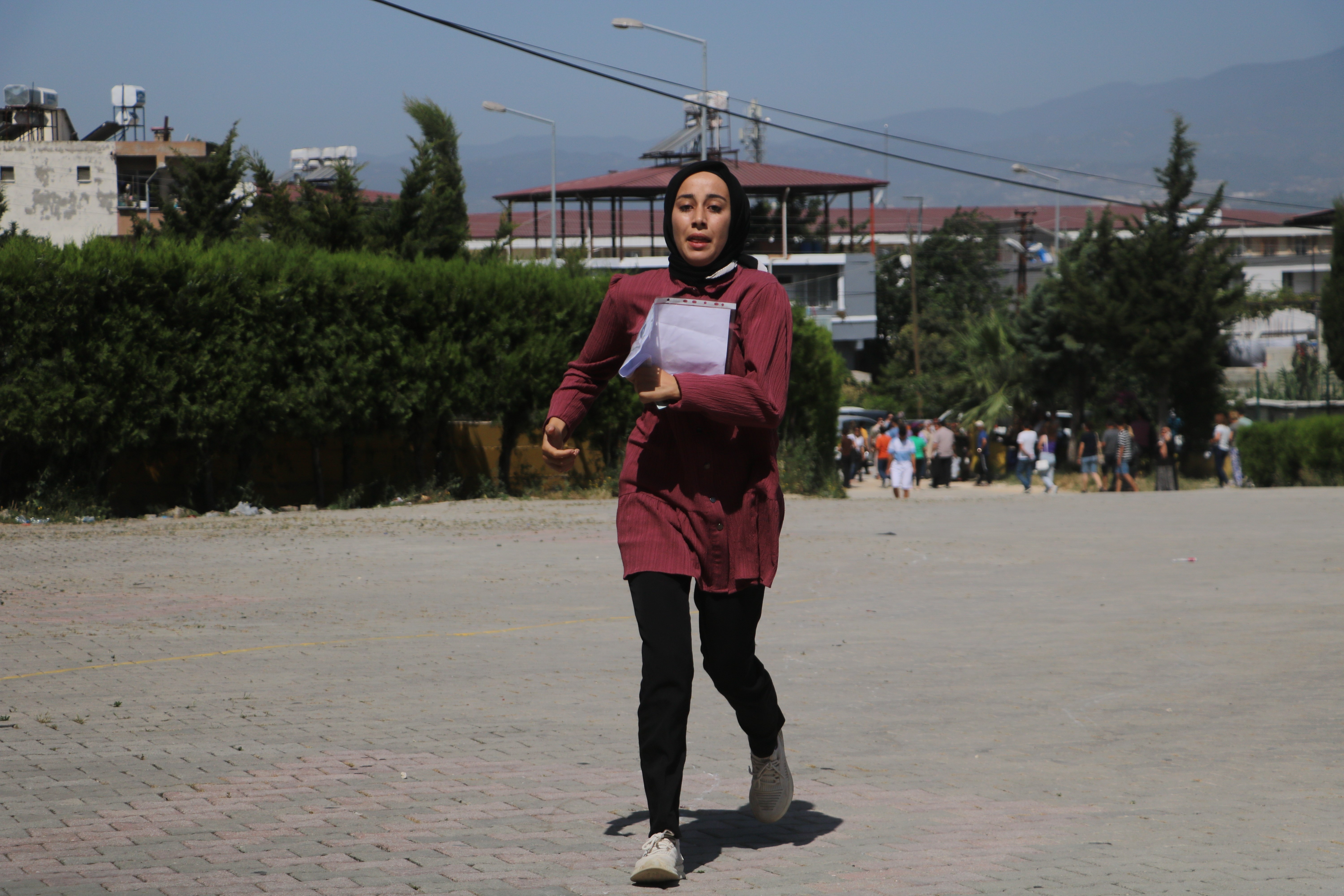 Hatay'da, 40 derecelik sıcağın altında 52 bin 928 aday, hayallerini süsleyen üniversite kapılarını aralamak için YKS'nin ilk oturumu olan Temel Yeterlilik Testine (TYT) girdi. 