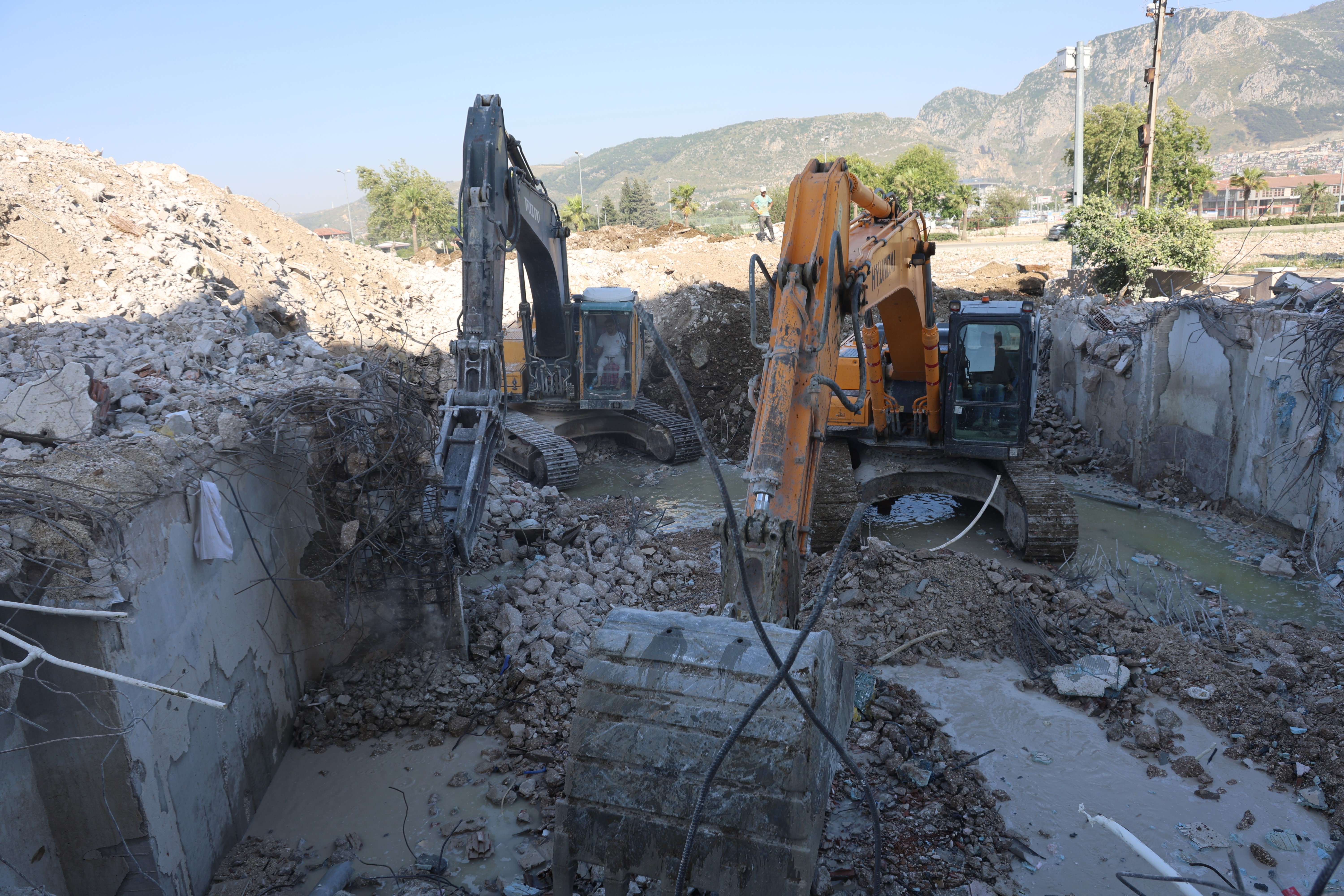 Hatay'da enkaz kaldırma çalışmaları devam ederken, iş makinesi operatörlerinin maaşları merak konusu oldu. Peki, operatörler ne kadar kazanıyor?