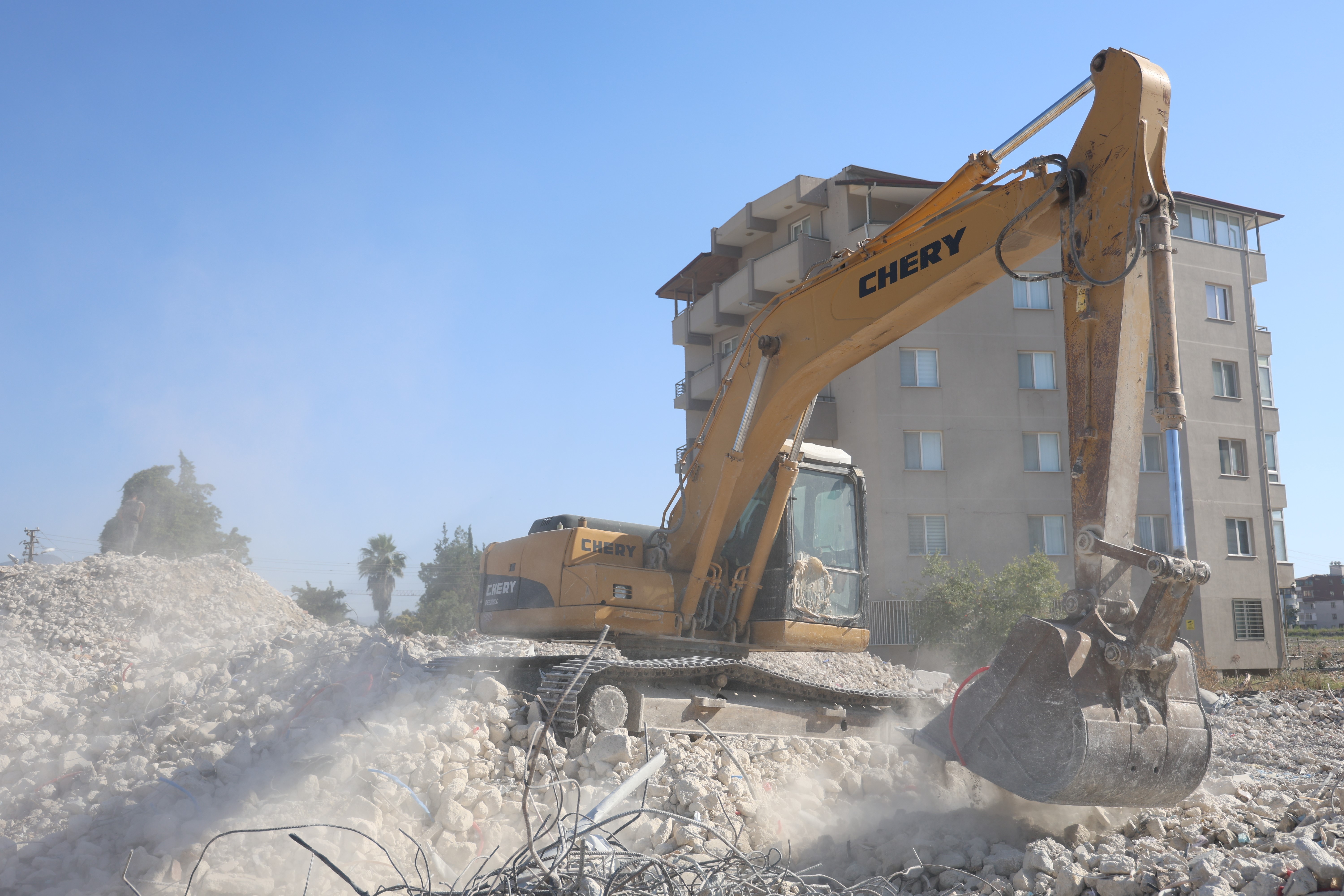 Hatay'da enkaz kaldırma çalışmaları devam ederken, iş makinesi operatörlerinin maaşları merak konusu oldu. Peki, operatörler ne kadar kazanıyor?