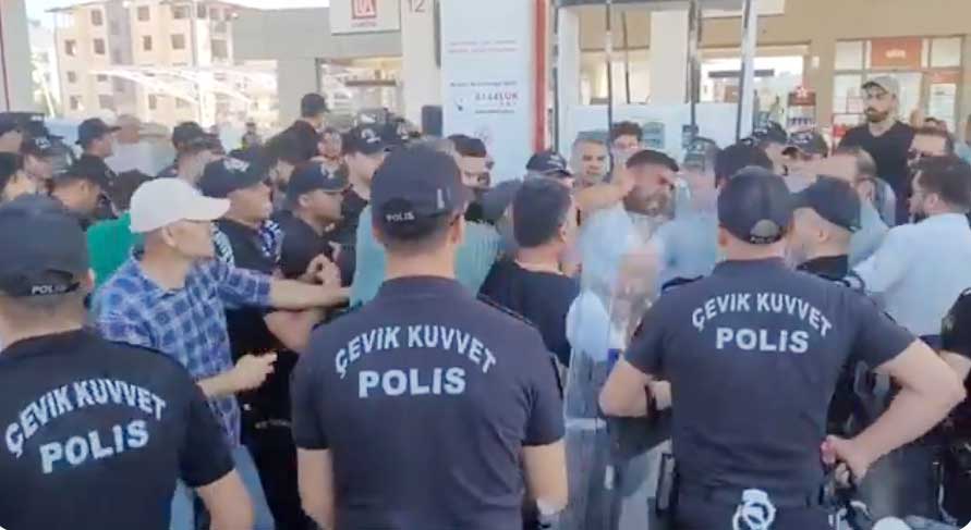 Antakya'da, Çevre, Şehircilik ve İklim Değişikliği Bakanlığı'nın 3 mahalleyi rezerv alan ilan etmesine tepki gösteren depremzedelerin protestosuna polis müdahale etti. 