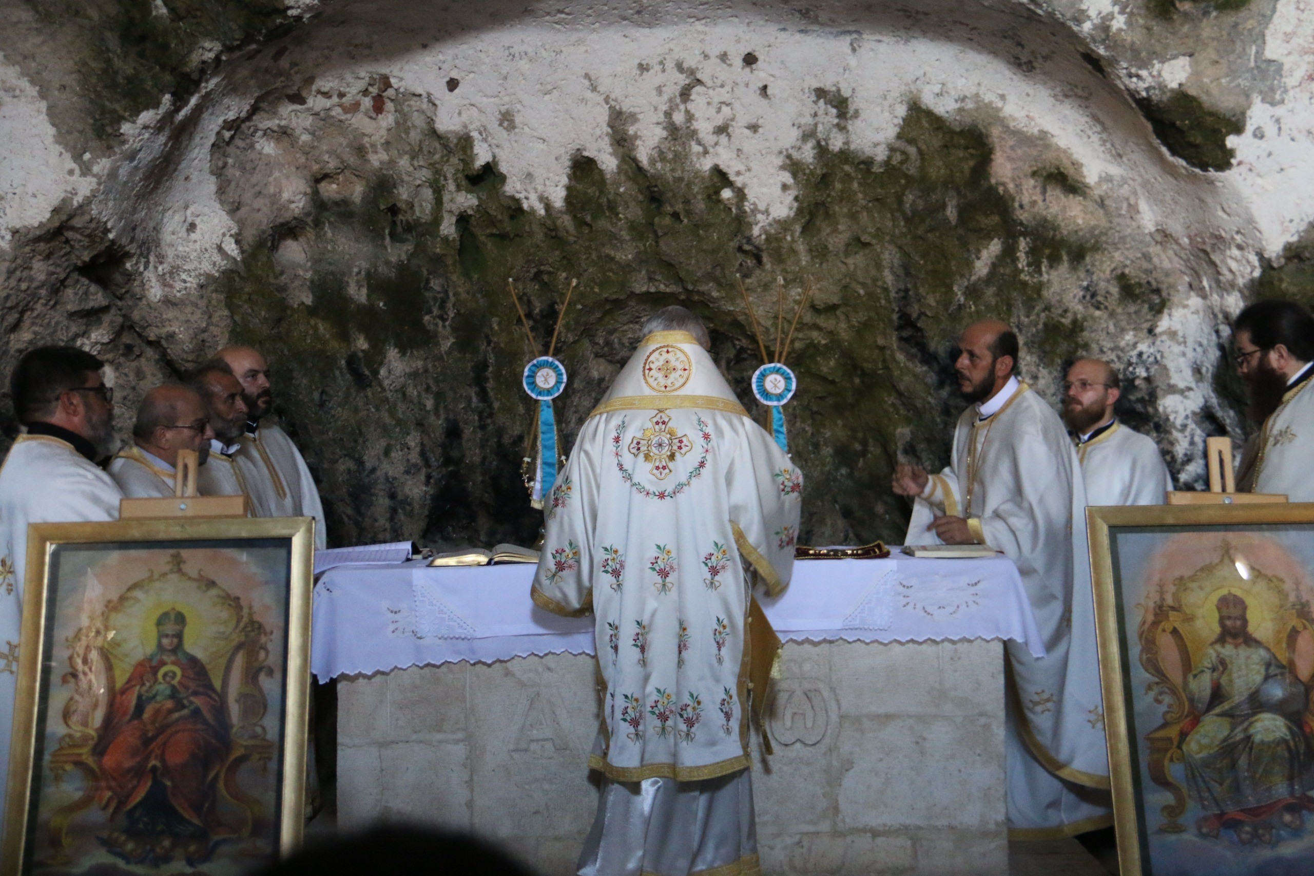 Antakya'da bulunan ve Hristiyanlığın en eski kiliselerinden biri olma özelliğini taşıyan St. Pierre Kilisesi'nde Azizler Petrus ve Pavlus Bayramı ayini büyük bir katılımla gerçekleştirildi.