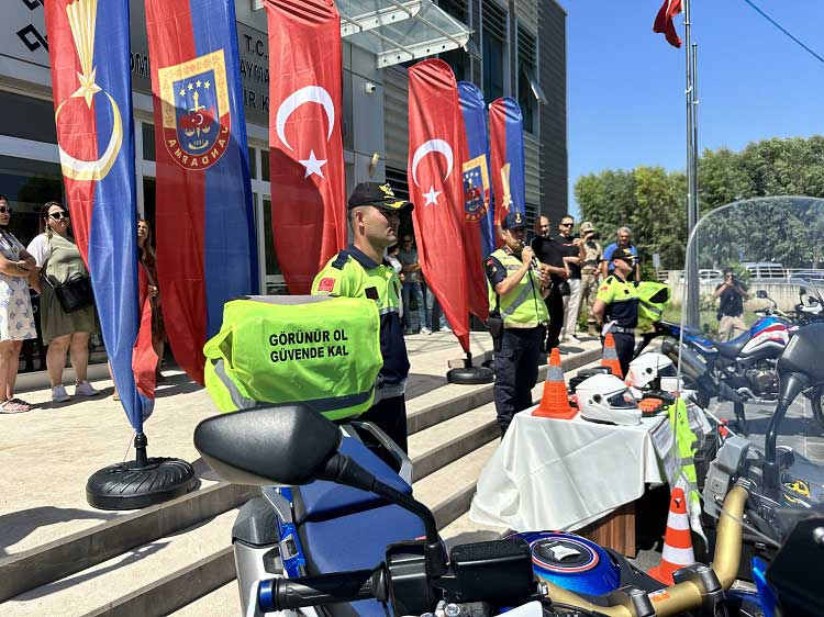 Erzin'de motosiklet ve bisiklet sürücülerinin trafikte daha görünür olması ve kazaların önlenmesi için jandarma ekipleri tarafından reflektif yelek dağıtımı yapıldı.