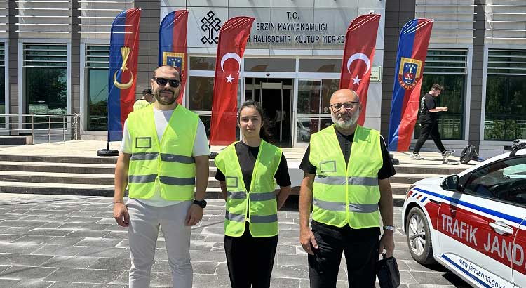 Erzin'de motosiklet ve bisiklet sürücülerinin trafikte daha görünür olması ve kazaların önlenmesi için jandarma ekipleri tarafından reflektif yelek dağıtımı yapıldı.