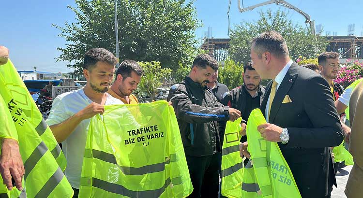 Erzin'de motosiklet ve bisiklet sürücülerinin trafikte daha görünür olması ve kazaların önlenmesi için jandarma ekipleri tarafından reflektif yelek dağıtımı yapıldı.