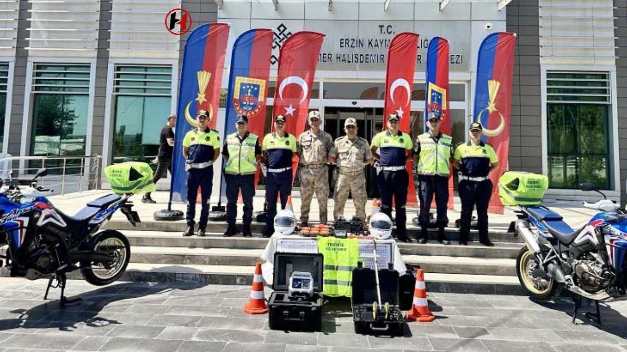 Erzin'de Motosiklet ve Bisikletlere Reflektif Yelek Dağıtımıyla Kazalar Önleniyor!