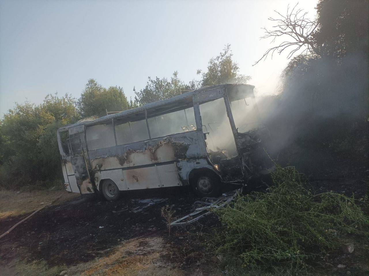 Erzin'de park halindeki bir yolcu midibüsünde henüz belirlenemeyen bir sebepten dolayı yangın çıktı. Alevlere teslim olan midibüs kullanılamaz hale geldi.