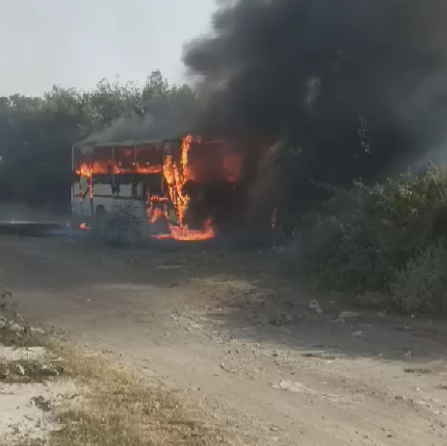 Erzin'de park halindeki bir yolcu midibüsünde henüz belirlenemeyen bir sebepten dolayı yangın çıktı. Alevlere teslim olan midibüs kullanılamaz hale geldi.