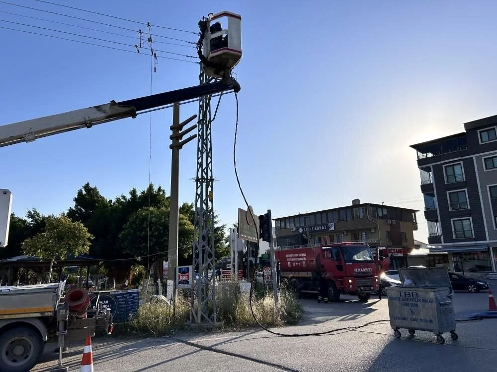 Arsuz'da hava sıcaklığının 40 dereceye ulaşması elektrik tellerinde kopmalara ve patlamaya neden oldu.