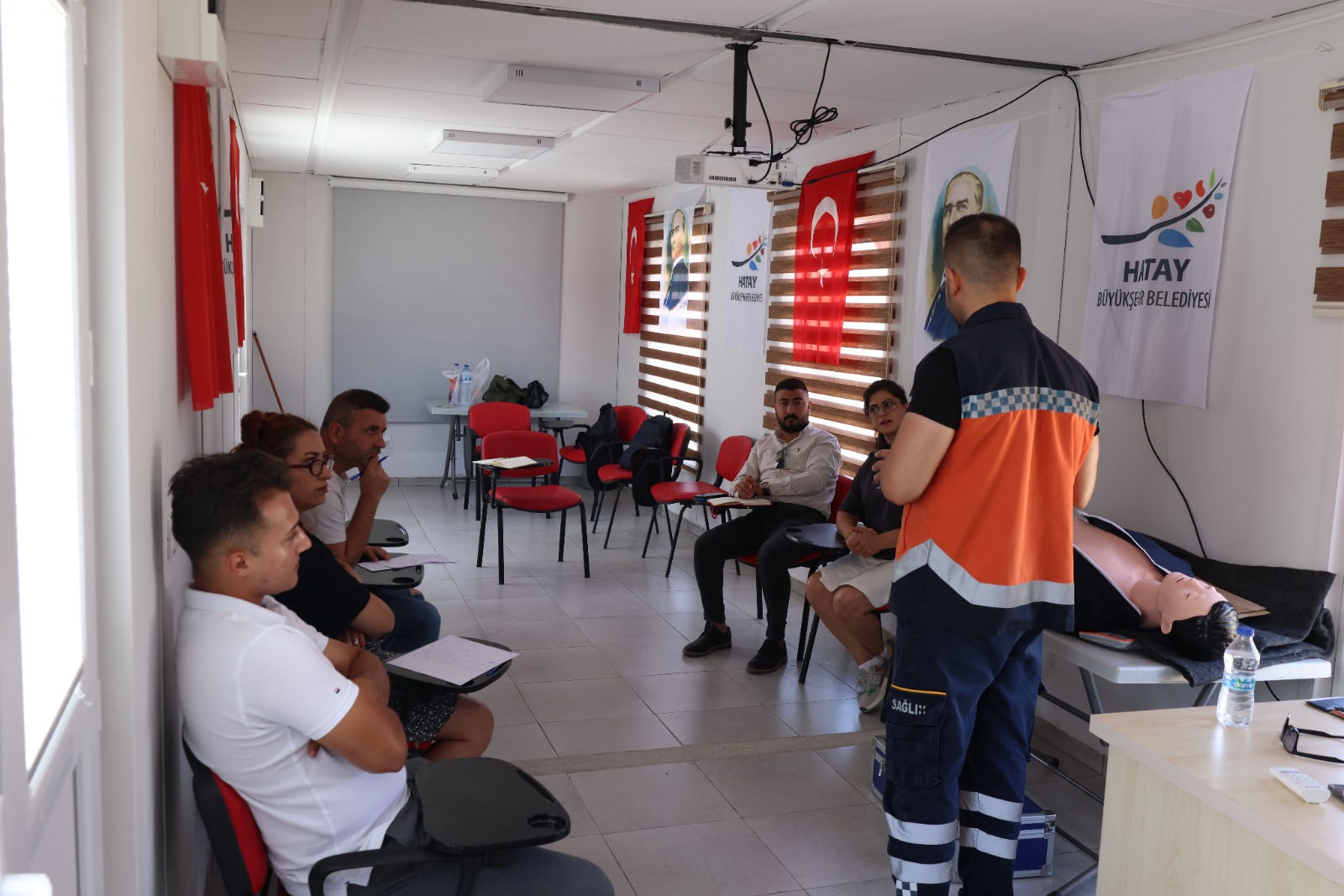 Hatay Büyükşehir Belediyesi (HBB), Sağlık Bakanlığı ile iş birliği yaparak personellerine kapsamlı ilk yardım eğitimleri veriyor. 