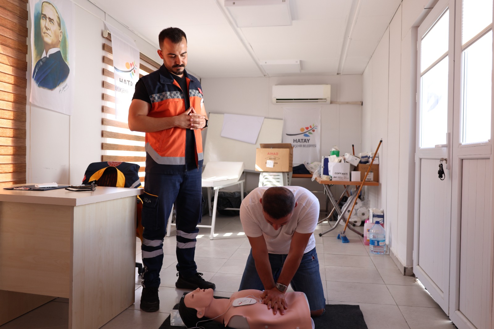 Hatay Büyükşehir Belediyesi (HBB), Sağlık Bakanlığı ile iş birliği yaparak personellerine kapsamlı ilk yardım eğitimleri veriyor. 