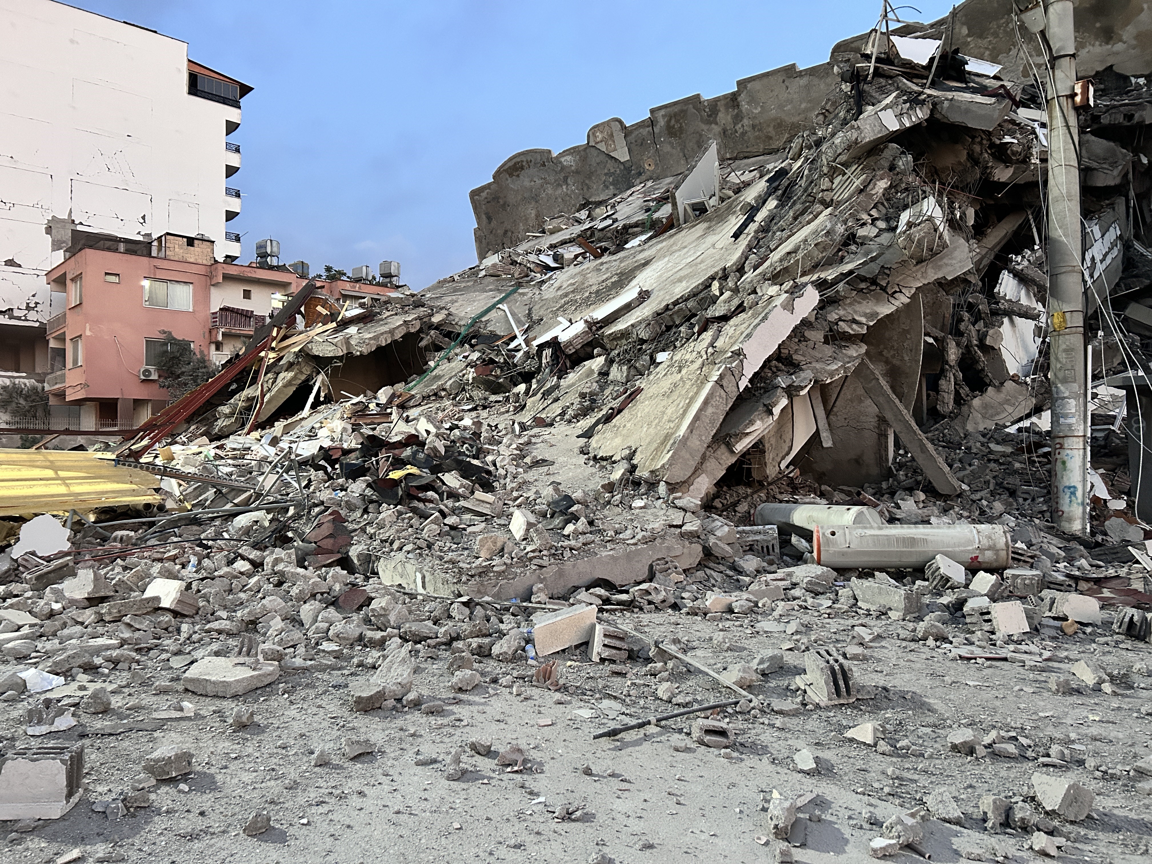 Hatay'ın İskenderun ilçesinde hasarlı bir bina, kontrollü yıkım sırasında adeta depremi andıran bir görüntüye sahne oldu.