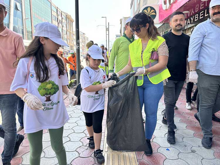 Hatay'da Dünya Çevre Günü kapsamında hem denizlerde hem de kent merkezlerinde temizlik çalışmaları yapıldı.