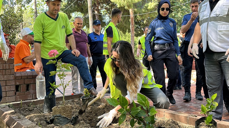 Hatay'da Dünya Çevre Günü kapsamında hem denizlerde hem de kent merkezlerinde temizlik çalışmaları yapıldı.