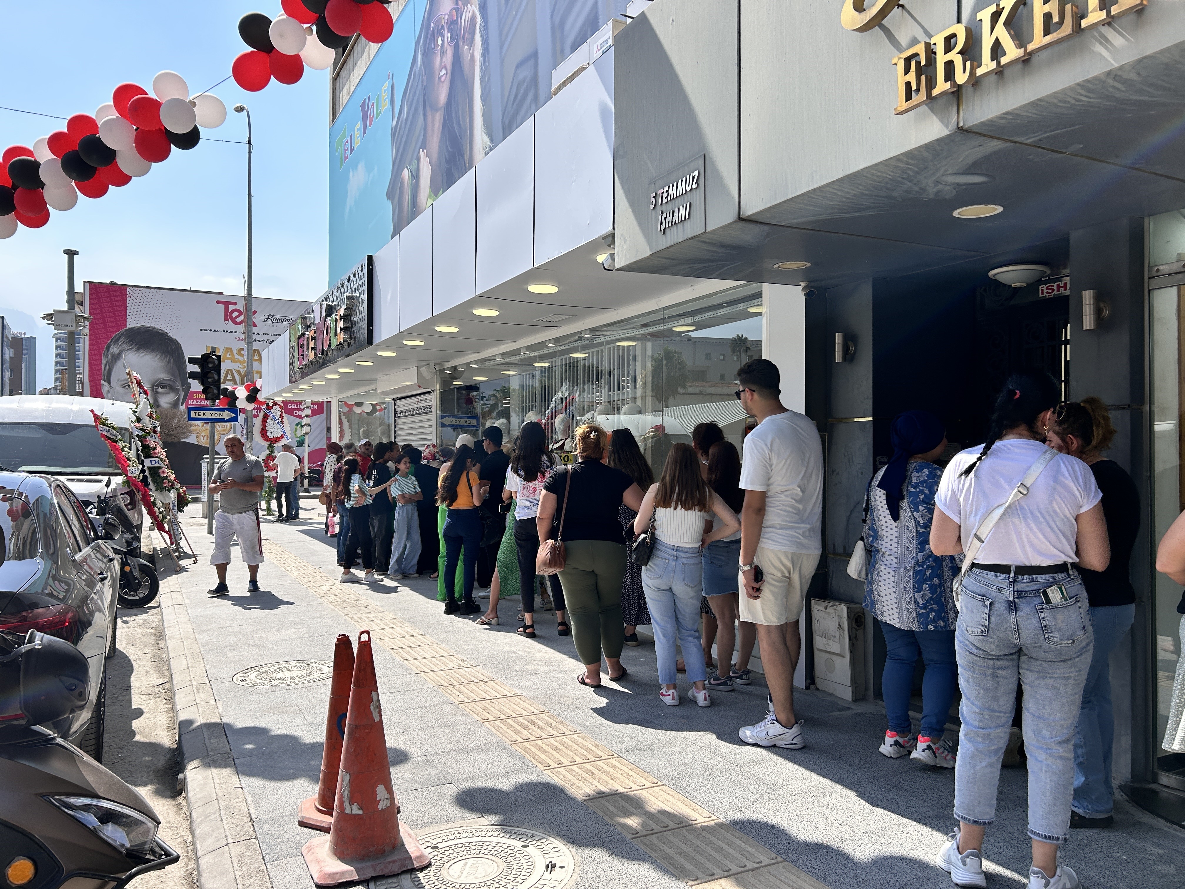 Depremden etkilenen Hatay'ın İskenderun ilçesinde hayat normale dönmeye başlarken, Adana'lı mağaza zinciri Televole da bölgeye yatırım yapmaya devam ediyor.