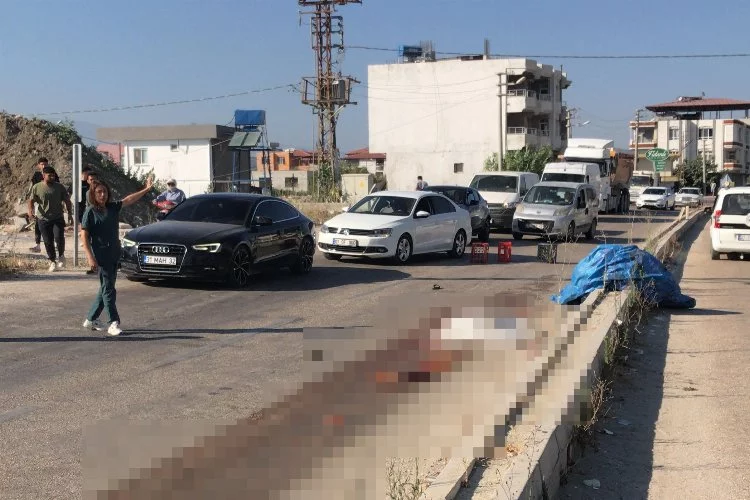 Hatay’da feci kaza: Beton mikseri ile çarpışan motosikletteki 2 kişi hayatını kaybetti