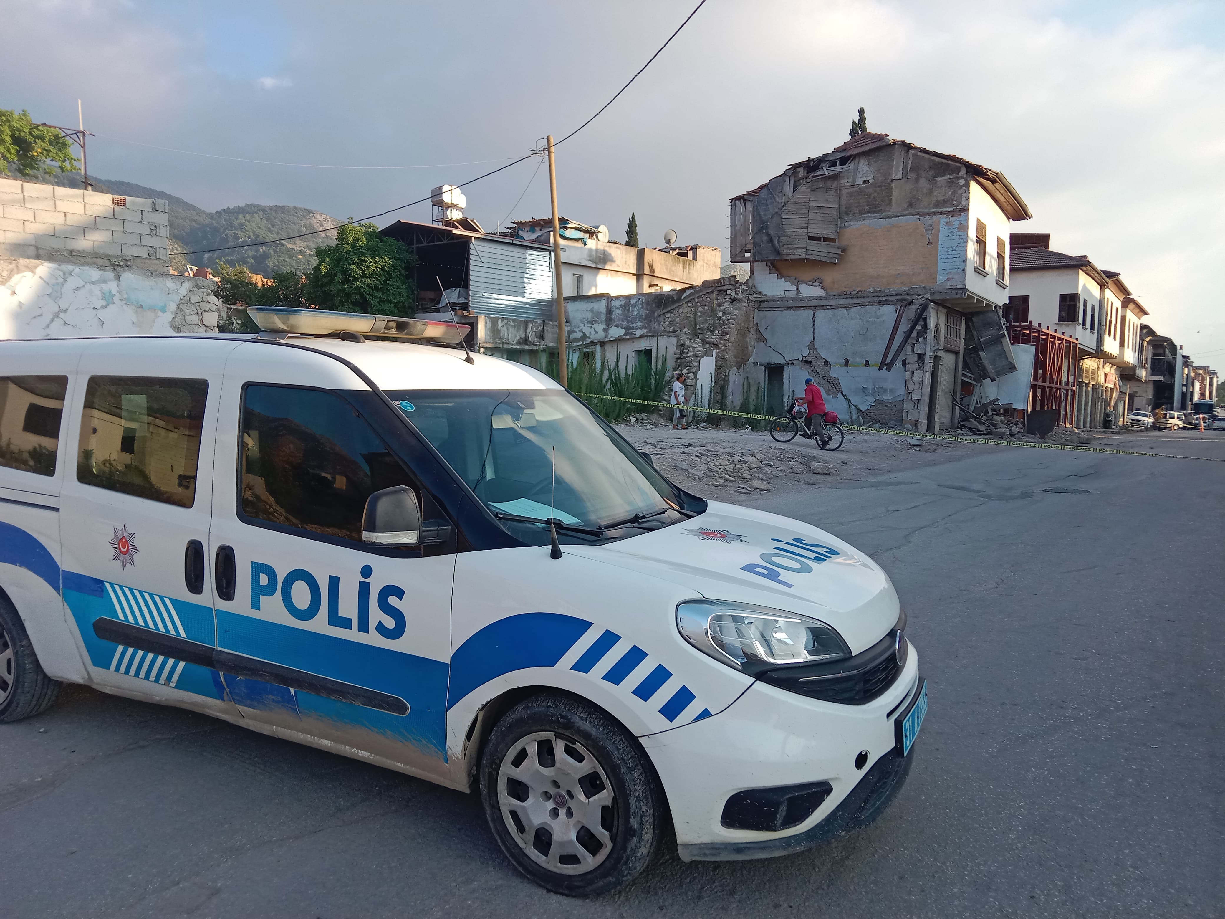 Hatay'ın Antakya ilçesinde bulunan 2 katlı tescilli hasarlı bir binada çökme meydana geldi. Çökme sonrası herhangi bir yaralanma veya mahsur kalma yaşanmadığı öğrenildi.