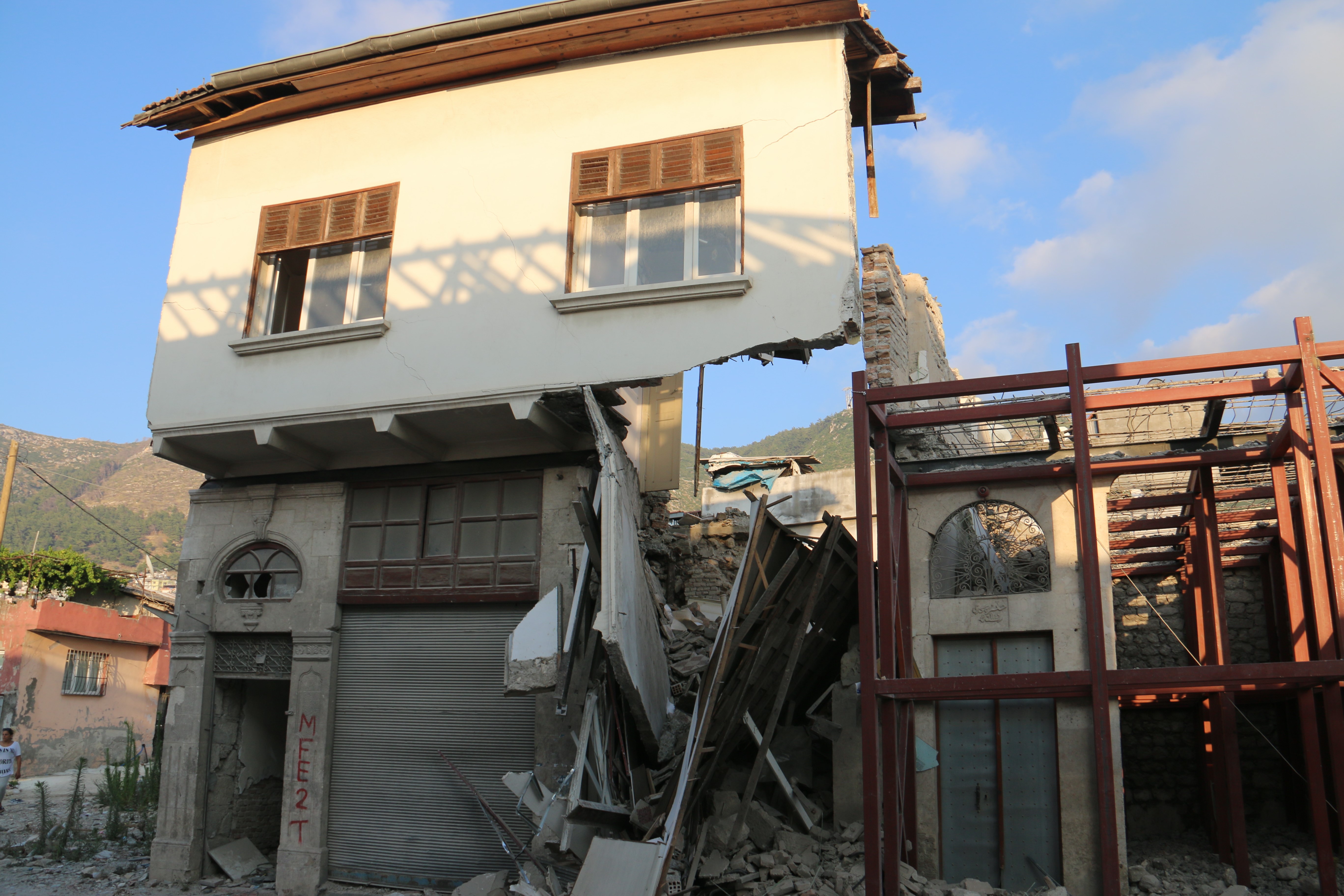 Hatay'ın Antakya ilçesinde bulunan 2 katlı tescilli hasarlı bir binada çökme meydana geldi. Çökme sonrası herhangi bir yaralanma veya mahsur kalma yaşanmadığı öğrenildi.