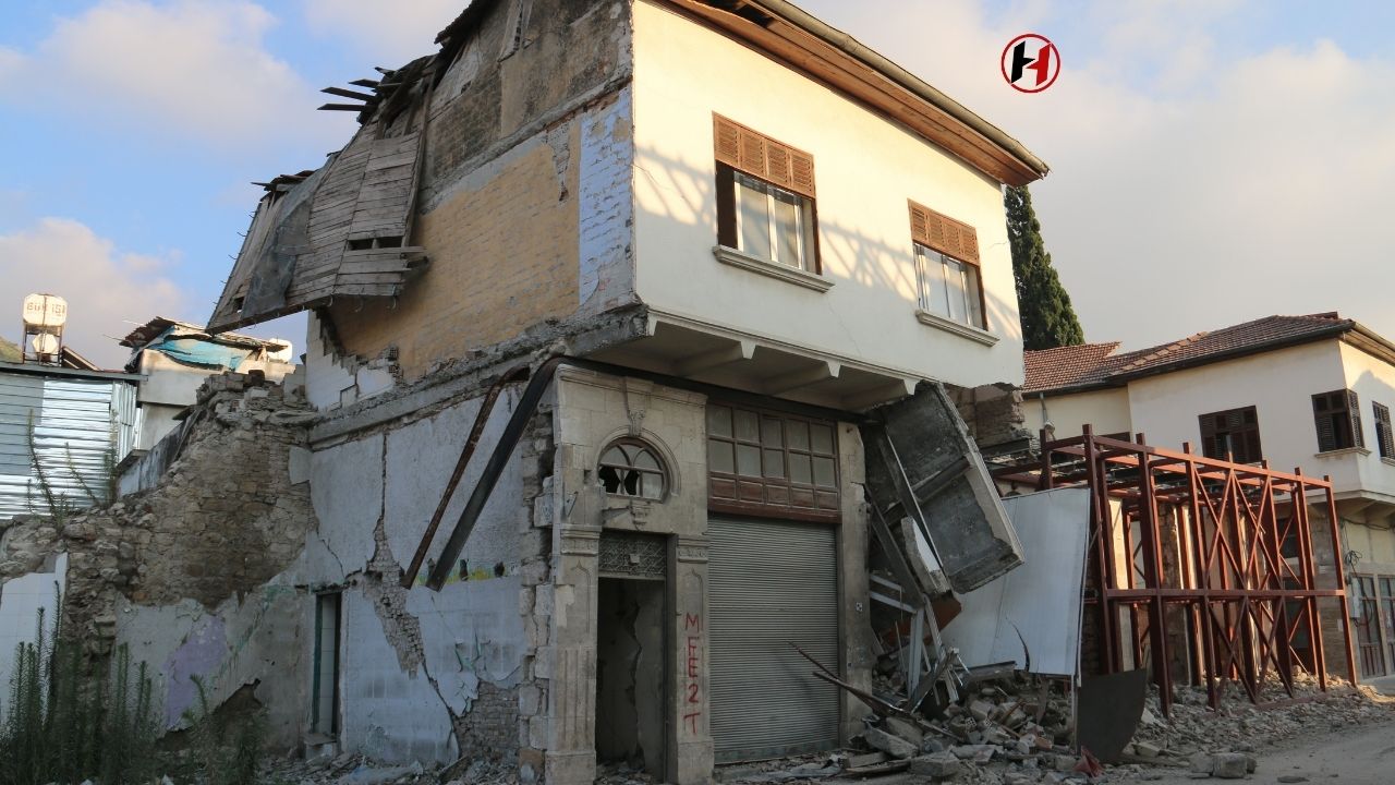 Hatay'da Hasarlı Bina Çöktü! Paniğe Neden Olan Olayda Yaralı Yok