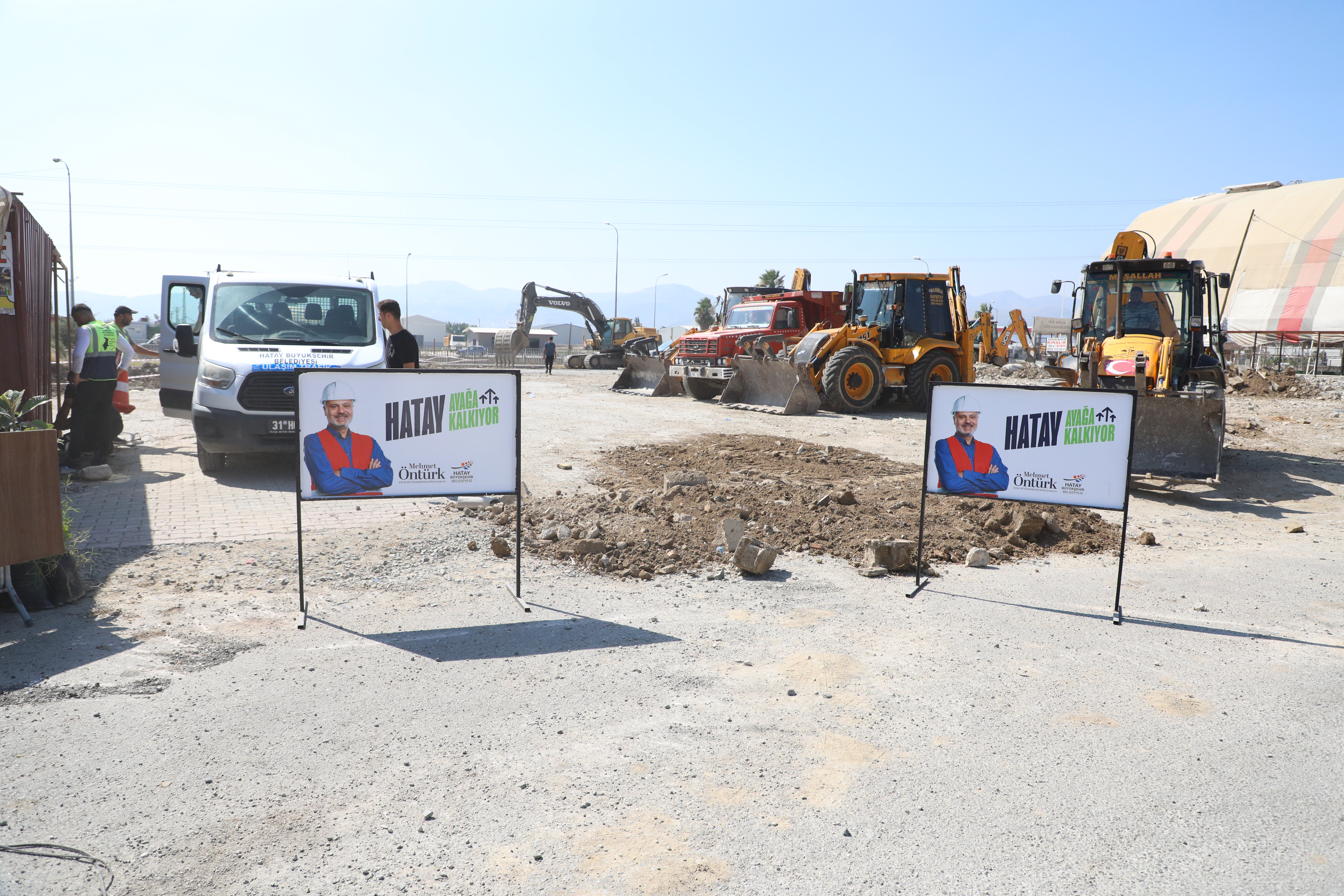 6 Şubat depremlerinin ardından yoğunlaşan trafik, Hatay'da Honda Kavşağı'nda sürücüler için çileye dönüşmüştü.