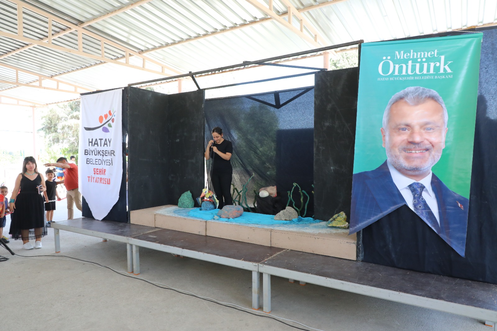 Hatay Büyükşehir Belediyesi Şehir Tiyatrosu ekipleri, 15 ilçede oyunlar ve etkinliklerle karnelerini almaya hazırlanan çocuklara keyifli anlar yaşatıyor.