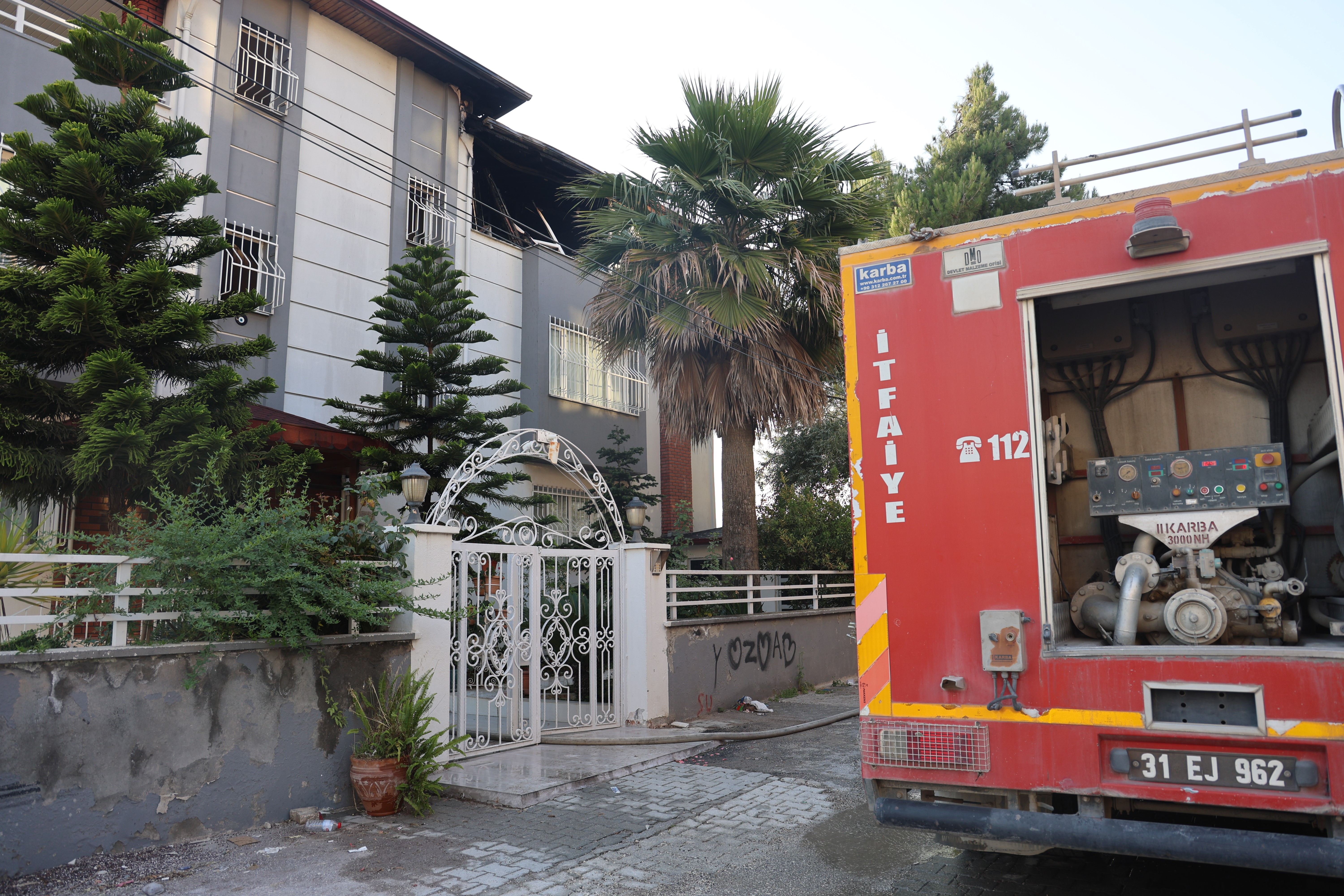 Hatay'ın Defne ilçesi Aşağıokçular Mahallesi'nde bulunan 3 katlı bir binanın çatı katında çıkan yangın, paniğe neden oldu. 