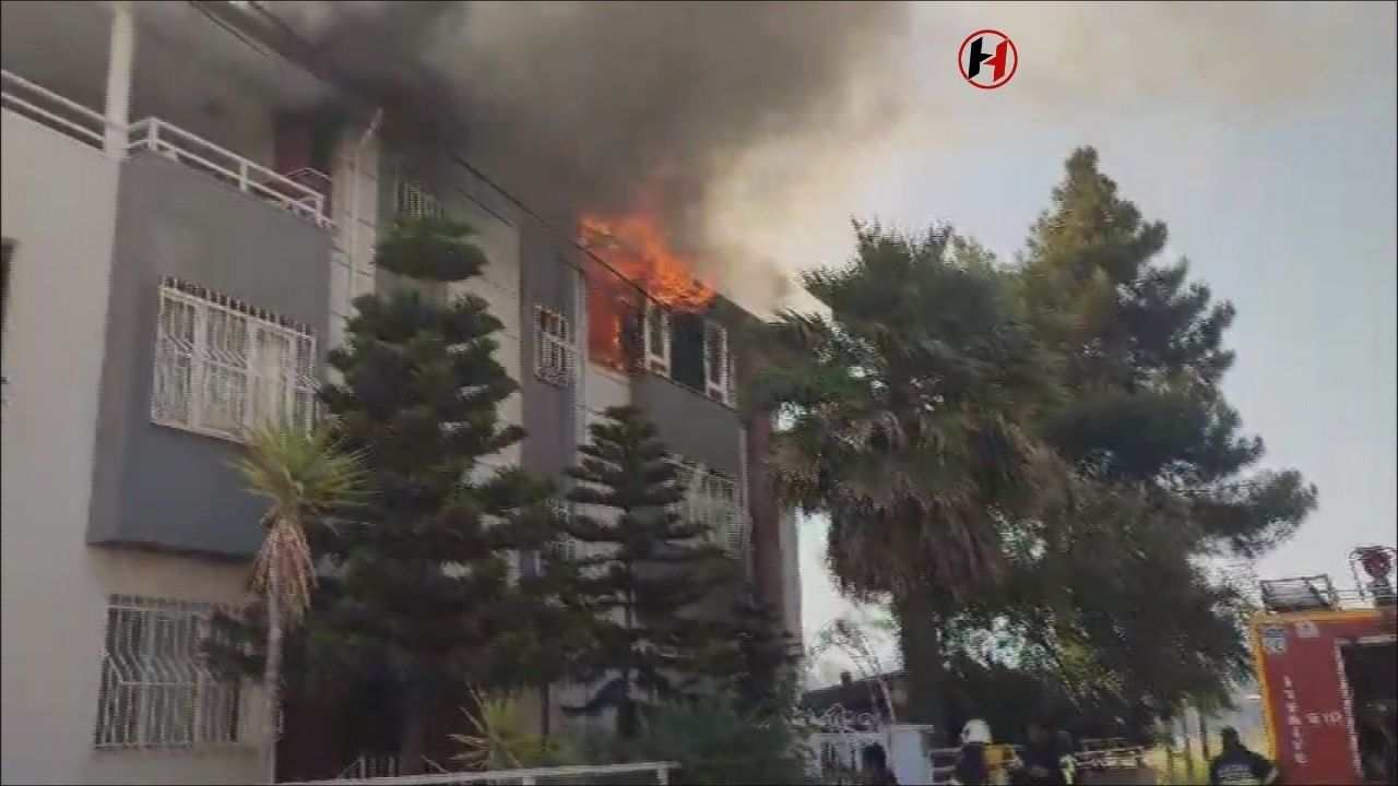 Hatay'da Korku dolu Anlar: 3 Katlı Binanın Çatı Katında Yangın!