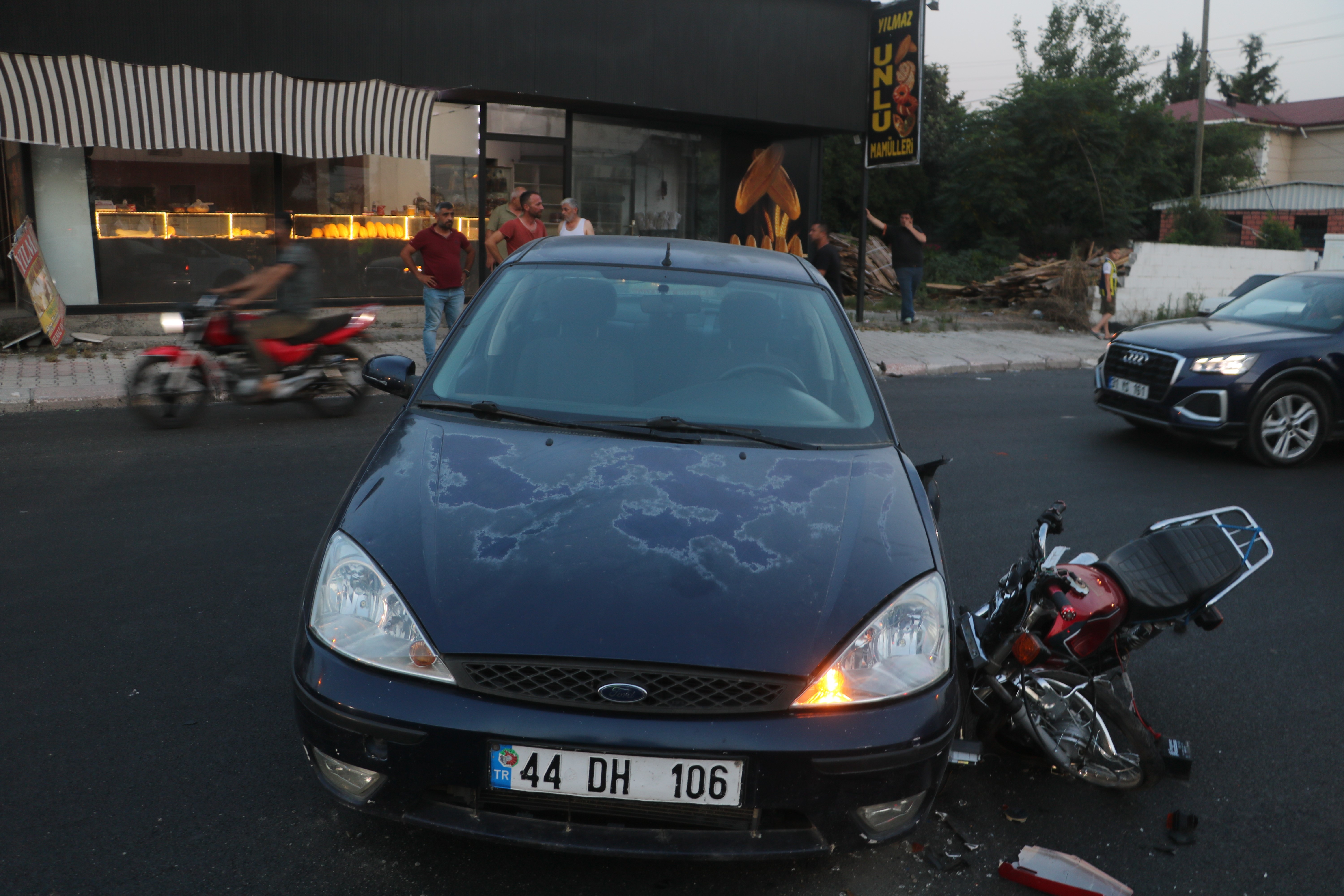 Dörtyol'da meydana gelen kazada motosiklet sürücüsü dönüş yapmak isteyen otomobile ok gibi saplandı. Kazada yaralanan sürücü hastaneye kaldırıldı.