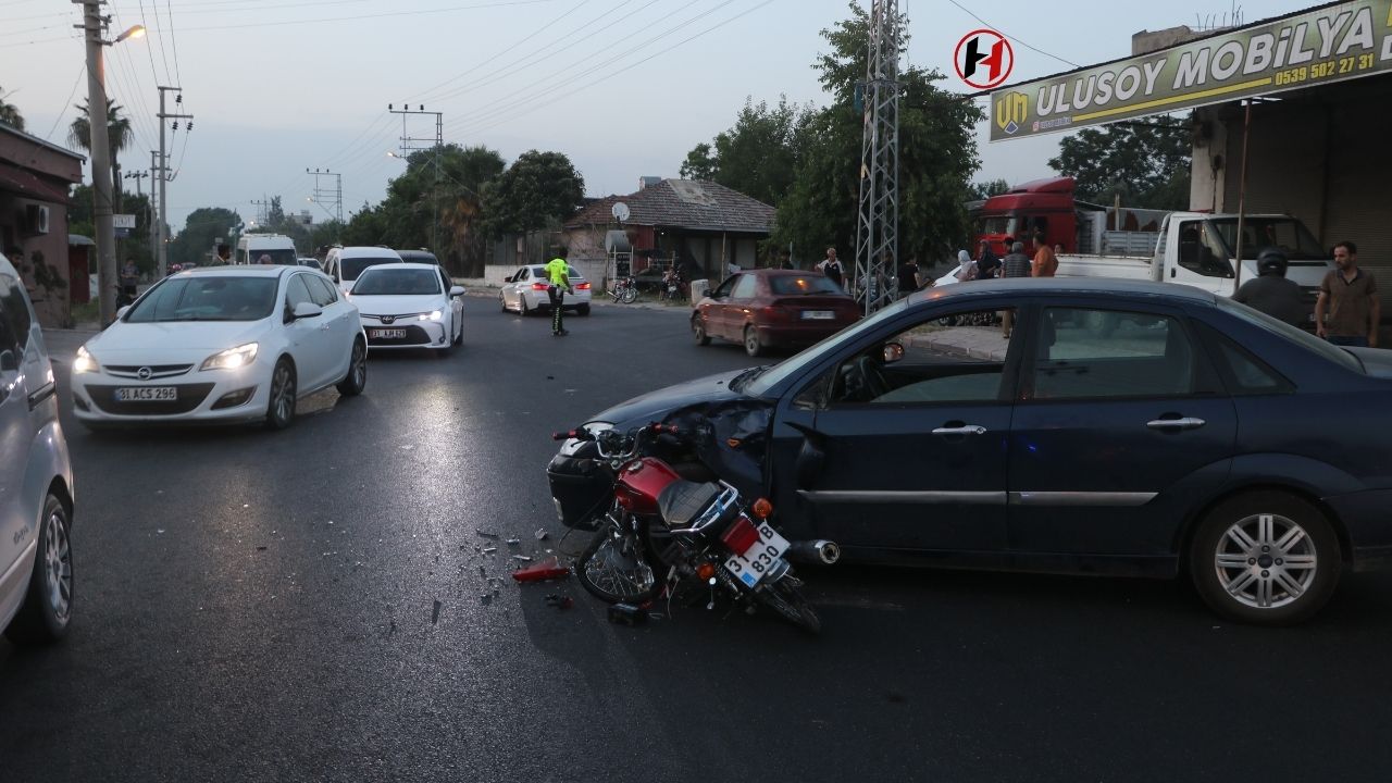 Hatay'da Korkunç Kaza! Motosiklet Dönüş Yapan Araca Ok Gibi Saplandı, Sürücü Metrelerce Savruldu!