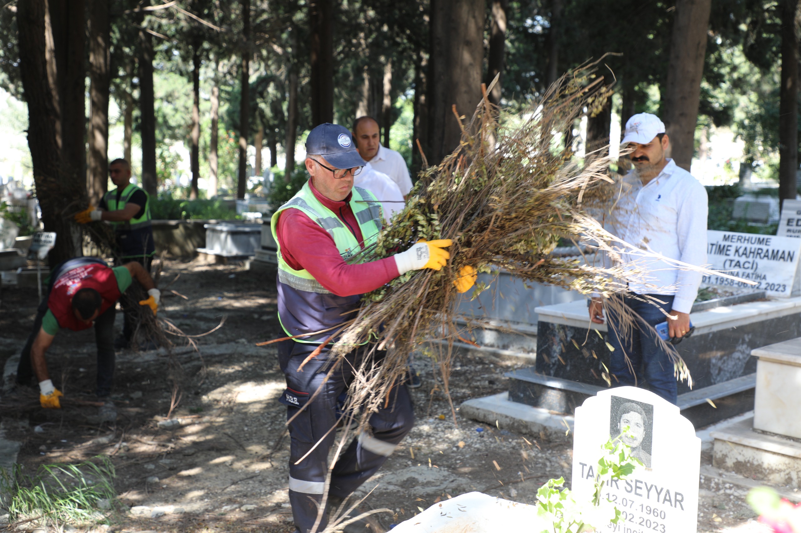 HBB Mezarlıklar Şube Müdürlüğü, vatandaşların Kurban Bayramı'nı daha güvenli ve temiz bir ortamda huzur içinde geçirmeleri için mezarlıklarda yoğun bir çalışma yürütüyor.