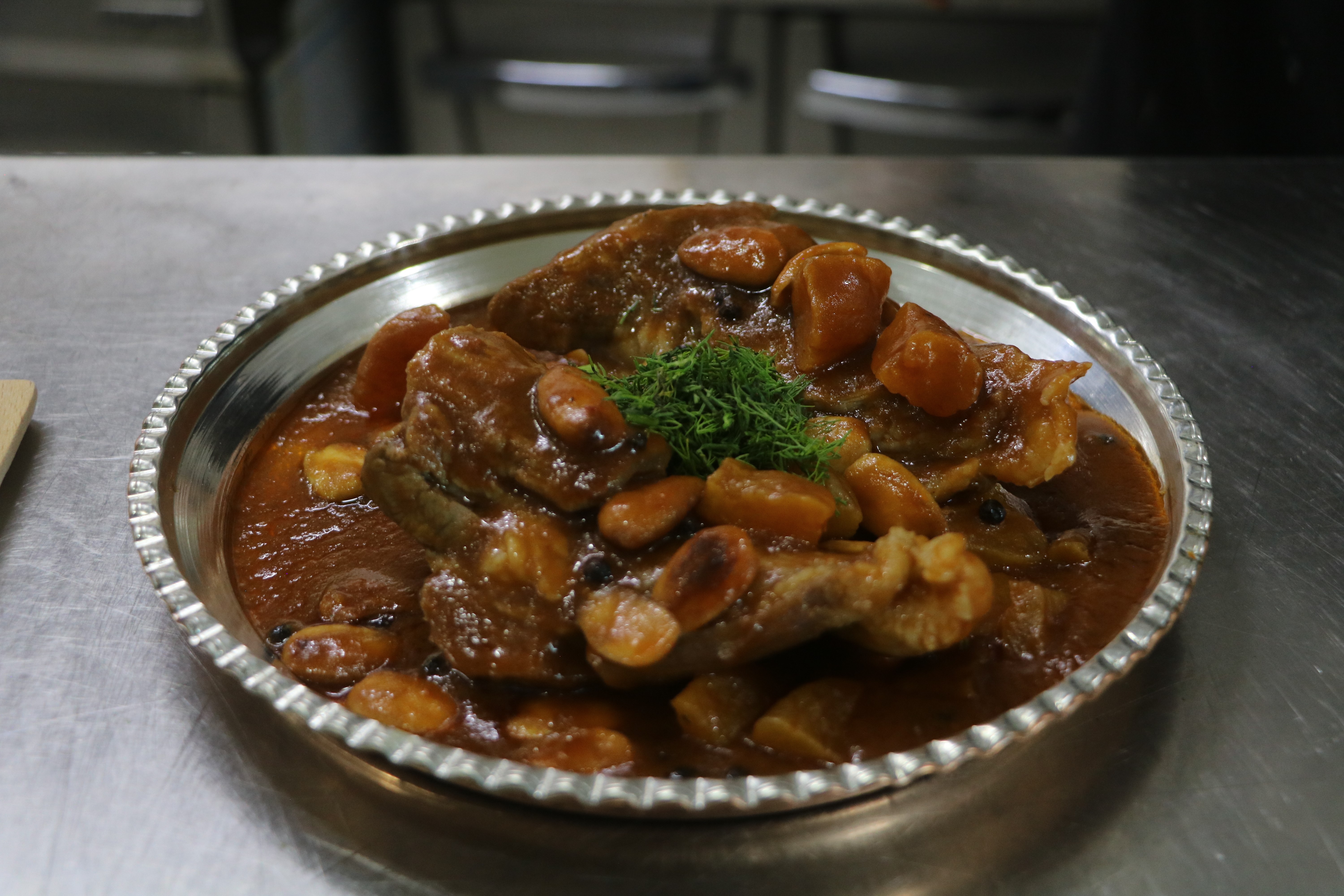 Hatay'ın yöresel lezzetlerini yaşatan Gastronomi Evi'nde, Osmanlı mutfağının padideşah yemeği Kayısılı Gerdan, damaklarda unutulmaz bir tat bırakıyor. 