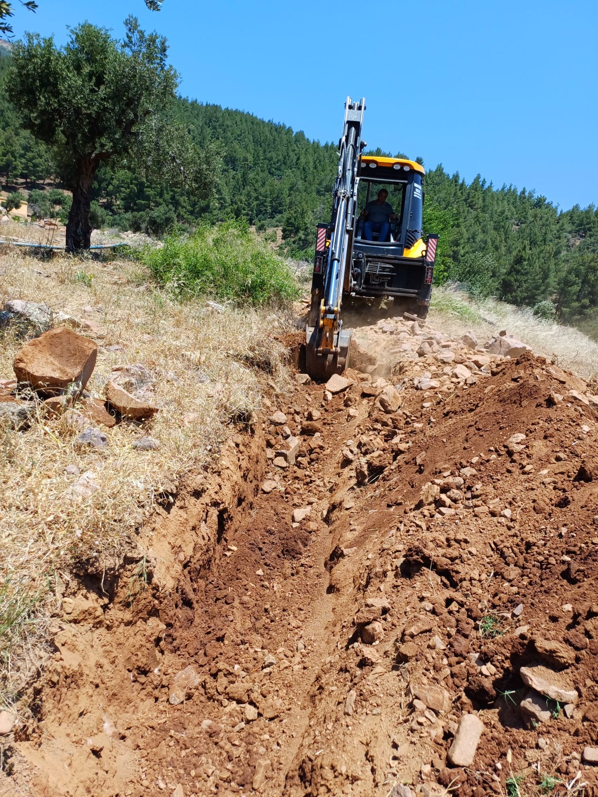 Hatay Büyükşehir Belediyesi (HBB), Hatay'ın bereketli topraklarında sulama sorununu çözmek için yoğun çalışmalar yürütüyor