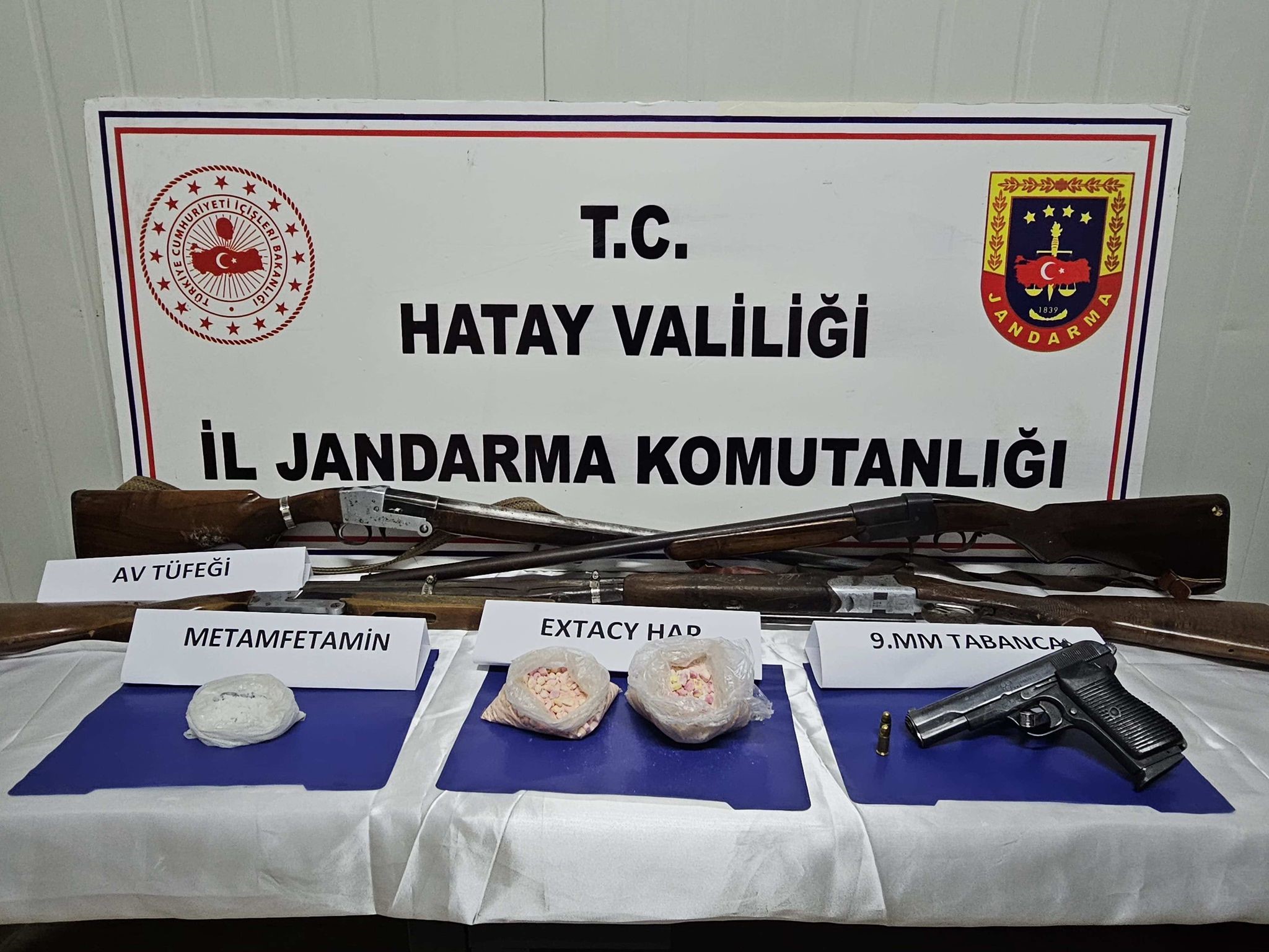 Hatay Jandarma Komutanlığı ekipleri tarafından 1 hafta içerisinde düzenlenen operasyonda 8 kilo 400 gram esrar, 2 bin adet ekstazi, 316 captagon, metamfetamin ve ruhsatsız tabanca ele geçirildi. 