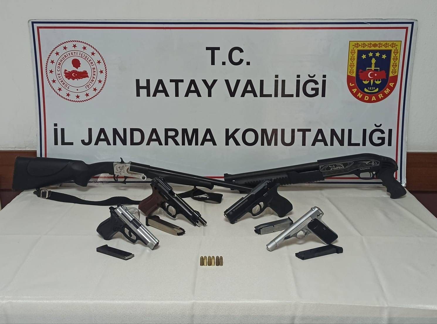 Hatay Jandarma Komutanlığı ekipleri tarafından 1 hafta içerisinde düzenlenen operasyonda 8 kilo 400 gram esrar, 2 bin adet ekstazi, 316 captagon, metamfetamin ve ruhsatsız tabanca ele geçirildi. 