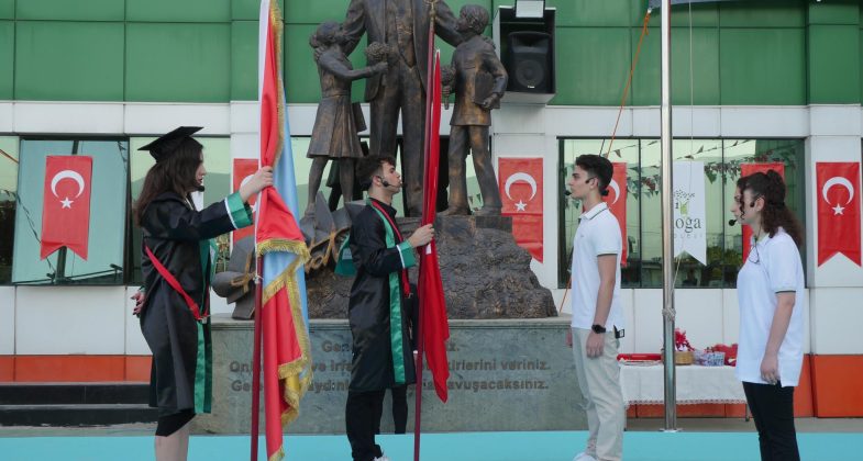 Hatay Doğa Koleji 2024 Lise Mezuniyet Töreni büyük bir coşkuyla gerçekleşti. Törene öğrenciler, veliler, öğretmenler ve okul yönetimi katıldı.