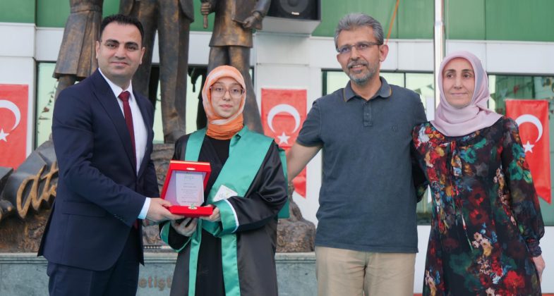 Hatay Doğa Koleji 2024 Lise Mezuniyet Töreni büyük bir coşkuyla gerçekleşti. Törene öğrenciler, veliler, öğretmenler ve okul yönetimi katıldı.