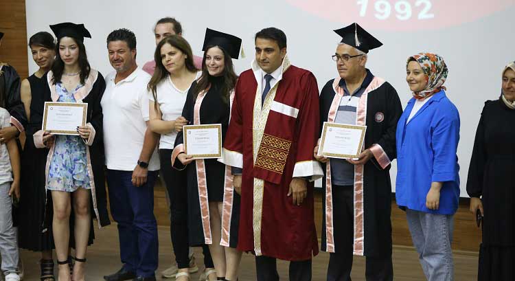 Hatay Mustafa Kemal Üniversitesi (MKÜ), 6 Şubat 2023'te hayatını kaybeden 372 akademik ve idari personel ile öğrenciyi anarak düzenlediği mezuniyet töreniyle diploma törenini gerçekleştirdi.