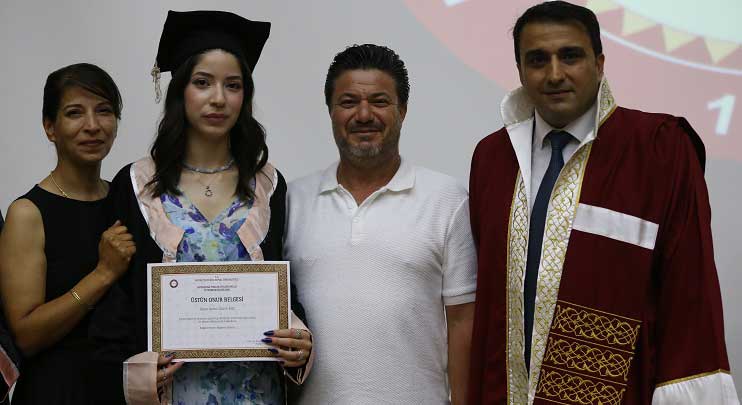 Hatay Mustafa Kemal Üniversitesi (MKÜ), 6 Şubat 2023'te hayatını kaybeden 372 akademik ve idari personel ile öğrenciyi anarak düzenlediği mezuniyet töreniyle diploma törenini gerçekleştirdi.