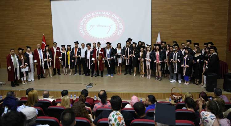 Hatay Mustafa Kemal Üniversitesi (MKÜ), 6 Şubat 2023'te hayatını kaybeden 372 akademik ve idari personel ile öğrenciyi anarak düzenlediği mezuniyet töreniyle diploma törenini gerçekleştirdi.