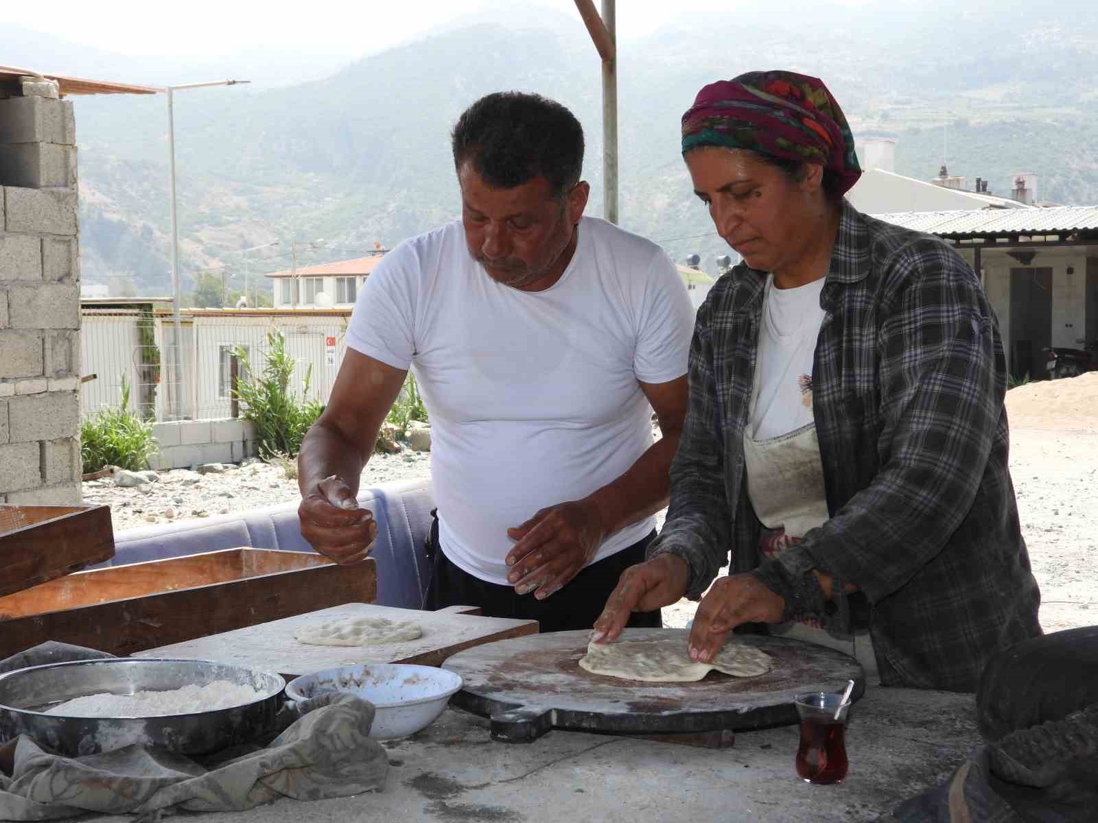 Vefakar çift, kavurucu sıcakta evlatlarını okutabilmek için tandır başında ter döküyor