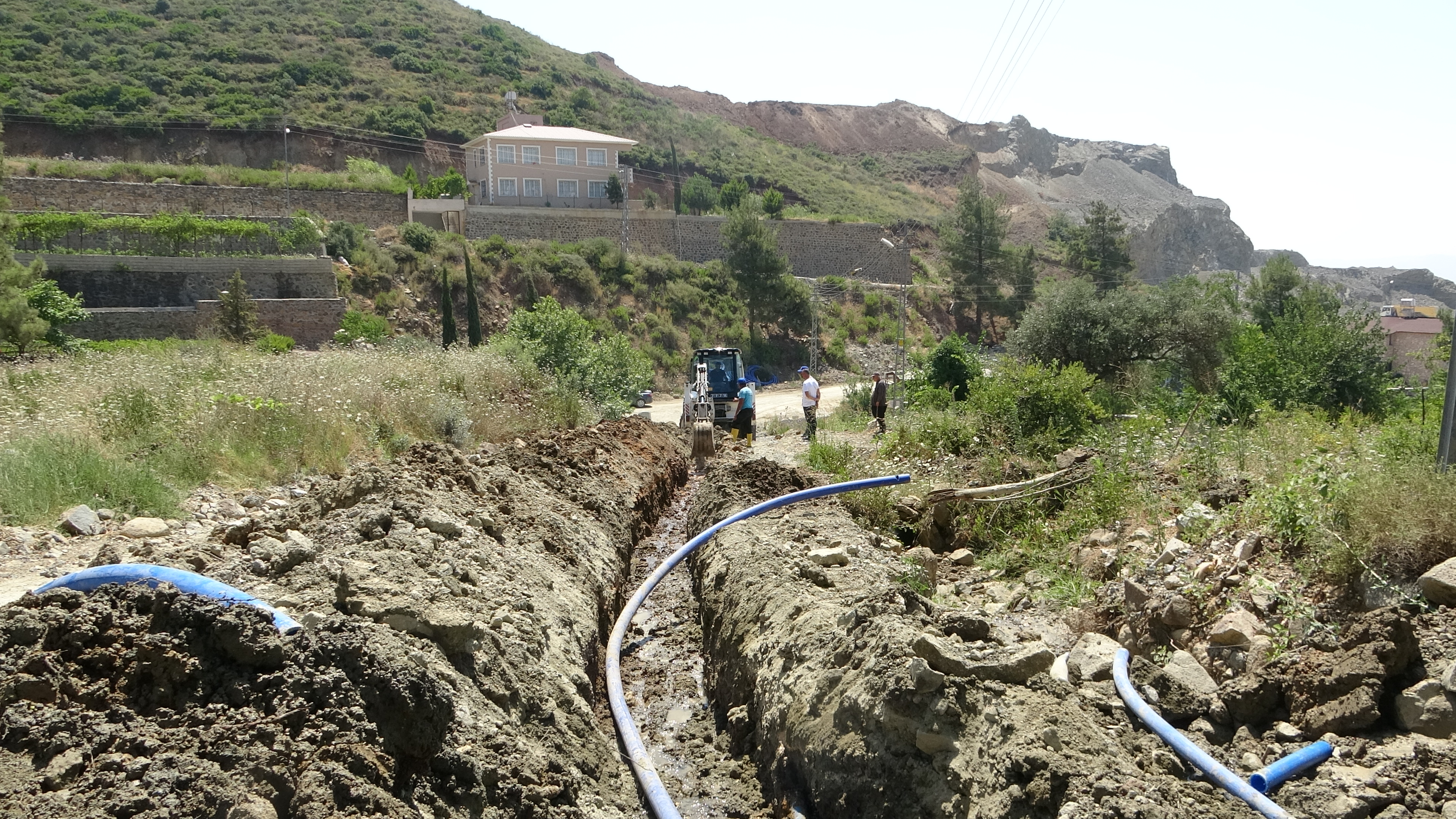 Hatay Büyükşehir Belediyesi Su ve Kanalizasyon İdaresi Genel Müdürlüğü (HATSU), Antakya Oğlakören Mahallesi'nde yeni bir içme suyu hattı tamamlayarak hizmete sundu.