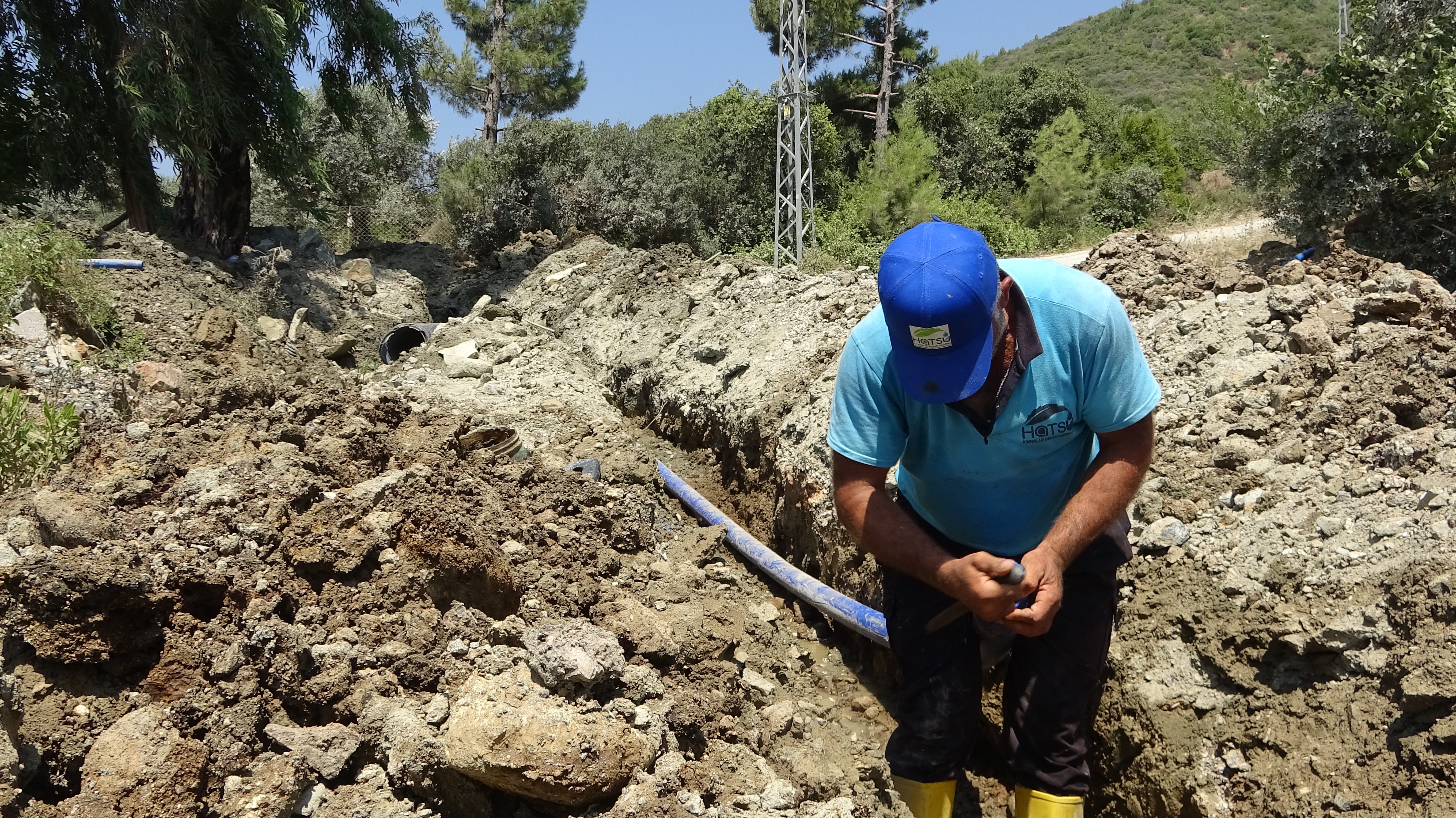 Hatay Büyükşehir Belediyesi Su ve Kanalizasyon İdaresi Genel Müdürlüğü (HATSU), Antakya Oğlakören Mahallesi'nde yeni bir içme suyu hattı tamamlayarak hizmete sundu.