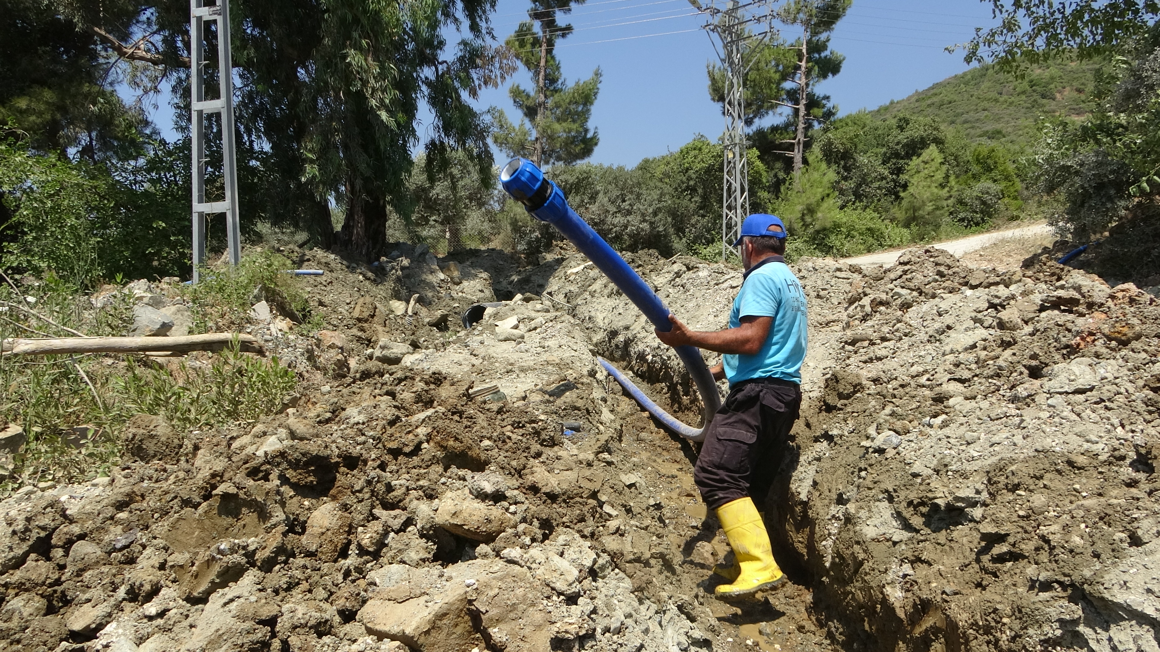 Hatay Büyükşehir Belediyesi Su ve Kanalizasyon İdaresi Genel Müdürlüğü (HATSU), Antakya Oğlakören Mahallesi'nde yeni bir içme suyu hattı tamamlayarak hizmete sundu.