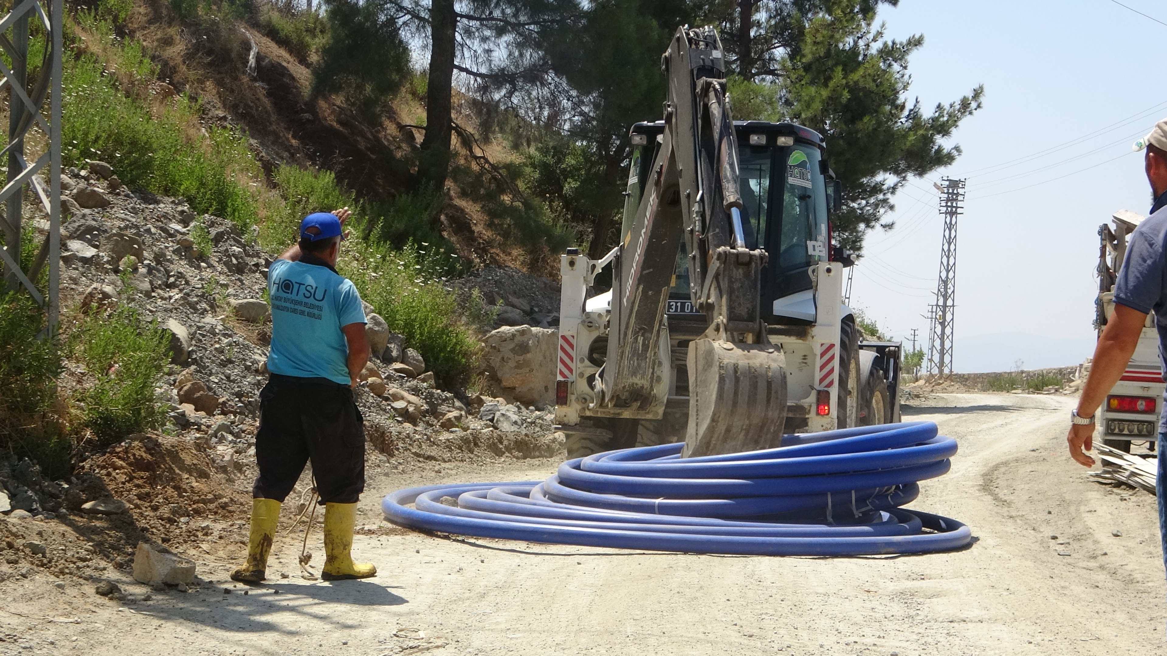 Hatay Büyükşehir Belediyesi Su ve Kanalizasyon İdaresi Genel Müdürlüğü (HATSU), Antakya Oğlakören Mahallesi'nde yeni bir içme suyu hattı tamamlayarak hizmete sundu.