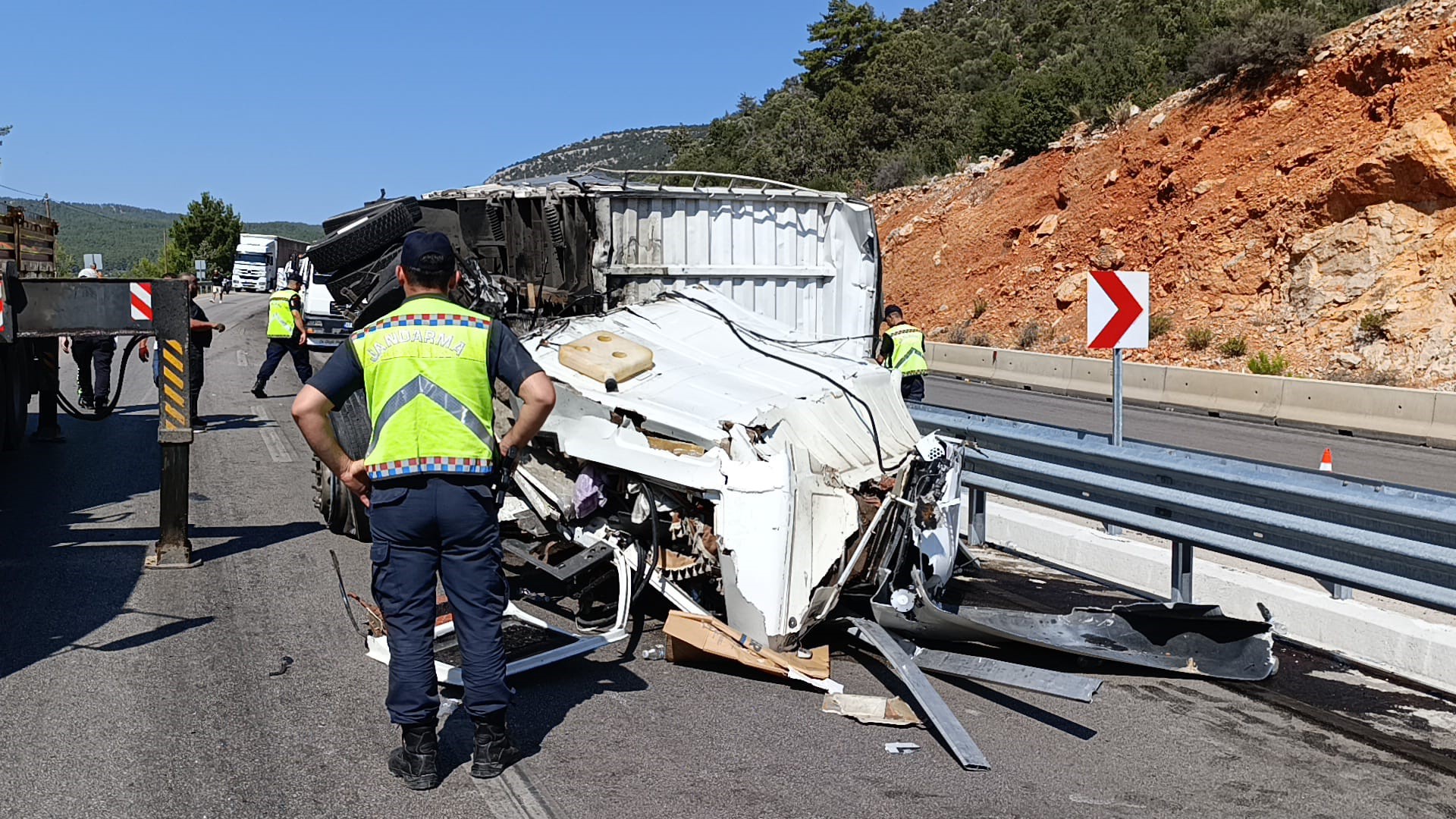 Antalya-Korkuteli Karayolunda sabah saatlerinde meydana gelen trafik kazasında bir kamyon, aynı istikametteki bir otomobil ve bir tıra çarptı.