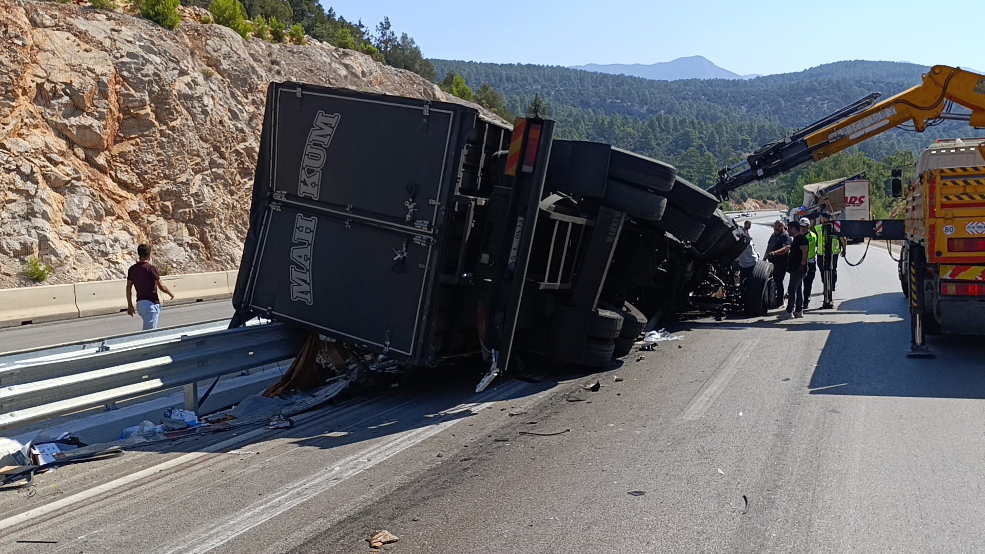 Antalya-Korkuteli Karayolunda sabah saatlerinde meydana gelen trafik kazasında bir kamyon, aynı istikametteki bir otomobil ve bir tıra çarptı.