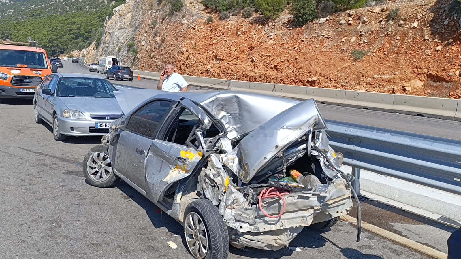 Antalya-Korkuteli Karayolunda sabah saatlerinde meydana gelen trafik kazasında bir kamyon, aynı istikametteki bir otomobil ve bir tıra çarptı.